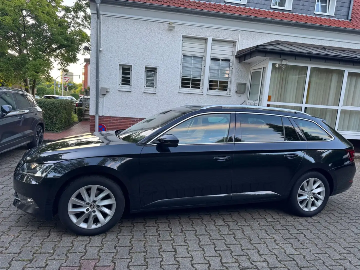 Skoda Superb Combi Premium Edition Schwarz - 2