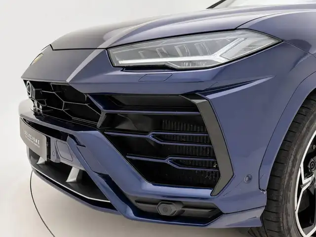 Lamborghini Urus view 8