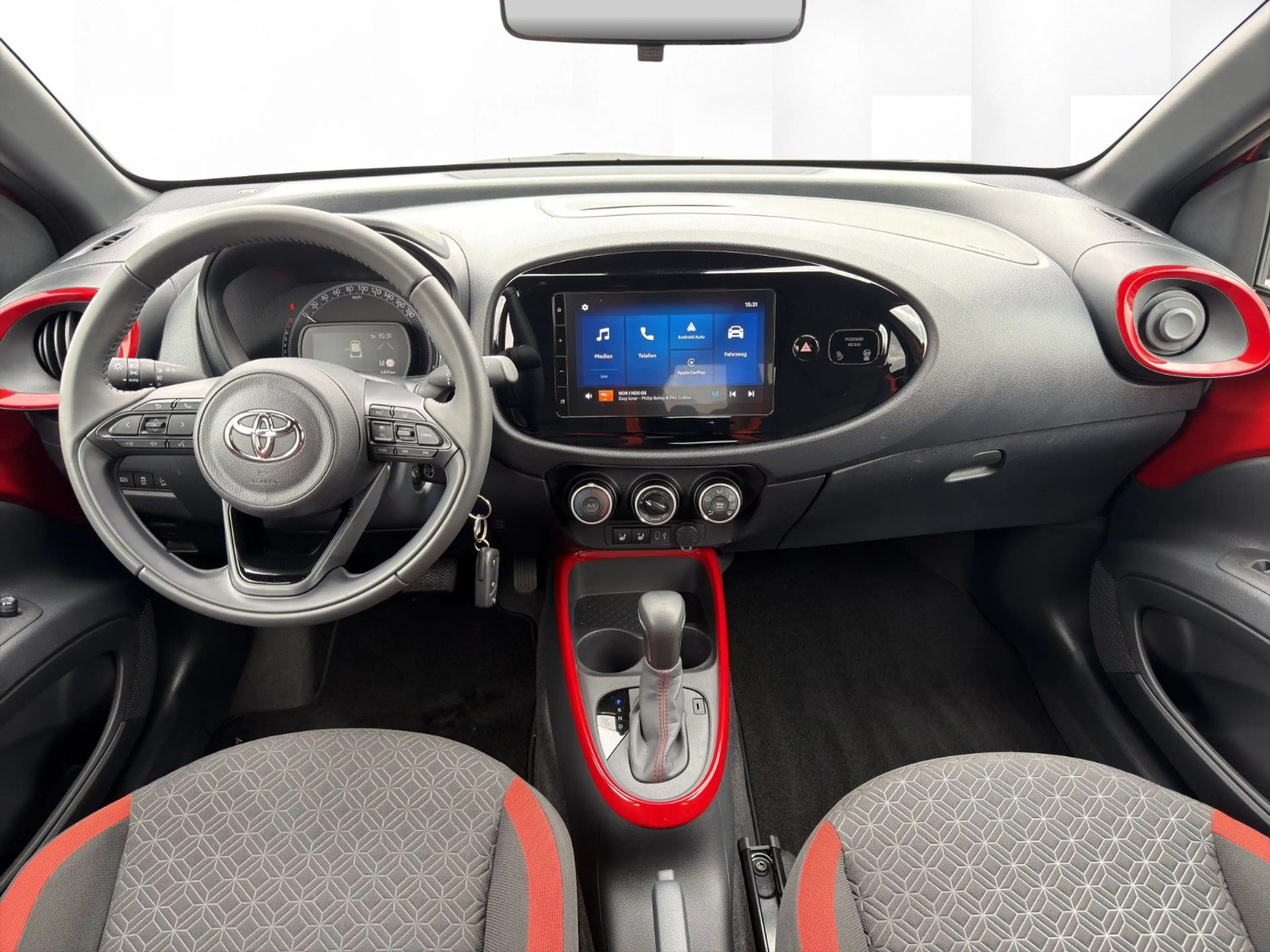 Toyota Aygo X Team D Automatik *APP*SHZ*CAM*neuwertig* — photo 12