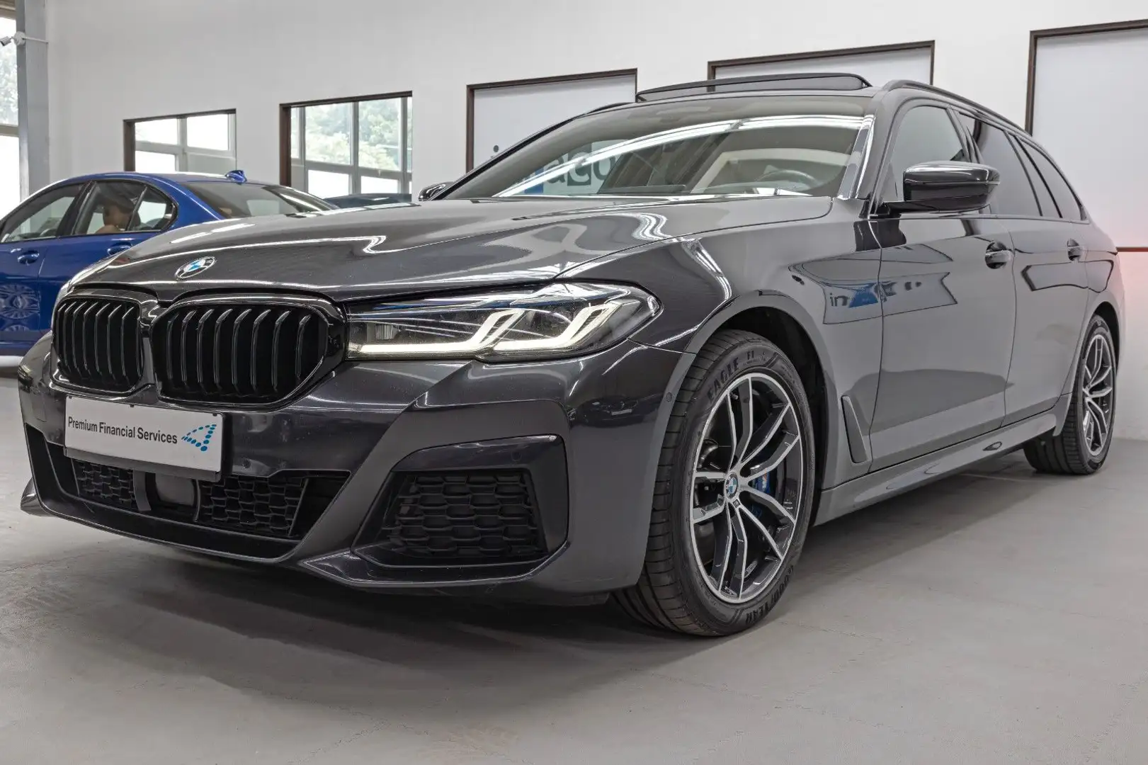BMW 530 xdT M Sport Laser HUD Pano H&K DAPro AHK StHz Grijs - 1