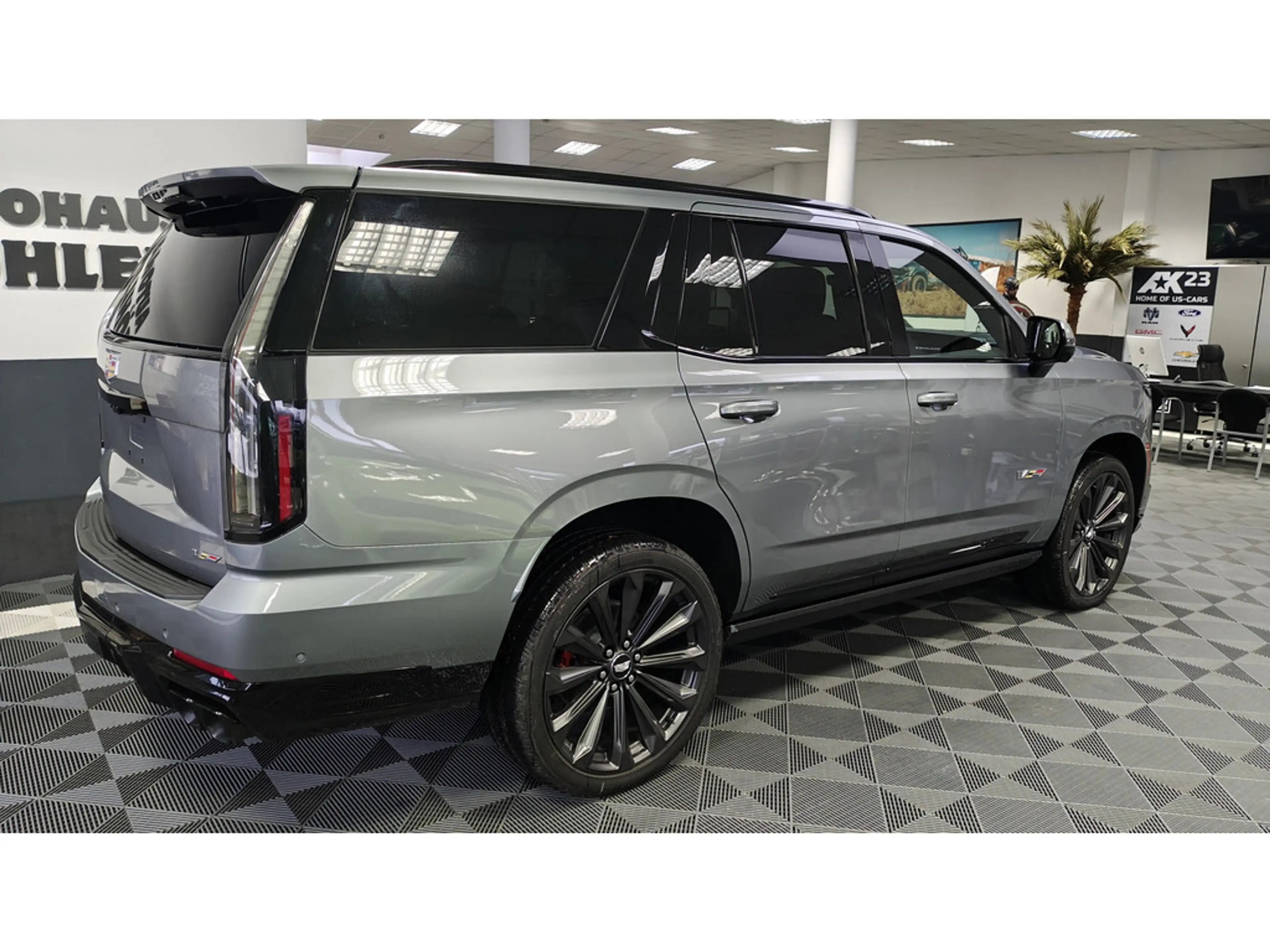 Cadillac Escalade V-Series 692 PS Carbon 24 Zoll VOLL — photo 3
