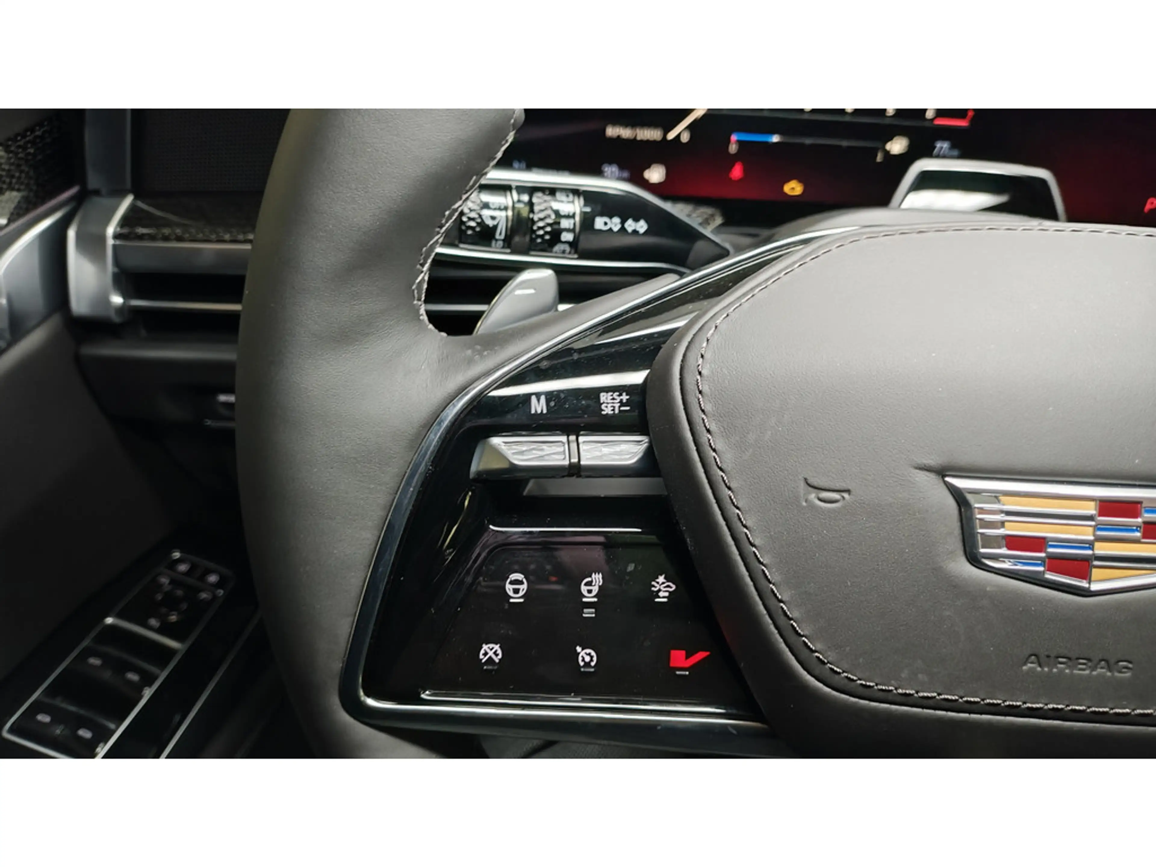Cadillac Escalade V-Series 692 PS Carbon 24 Zoll VOLL — photo 27