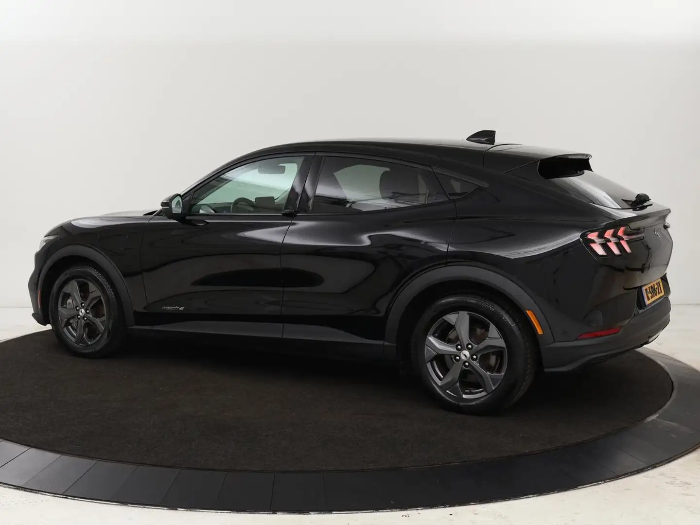 Ford Mustang Mach-E RWD 75 kWh | Leder | Stoelverwarming | Adaptive cr Noir - 2