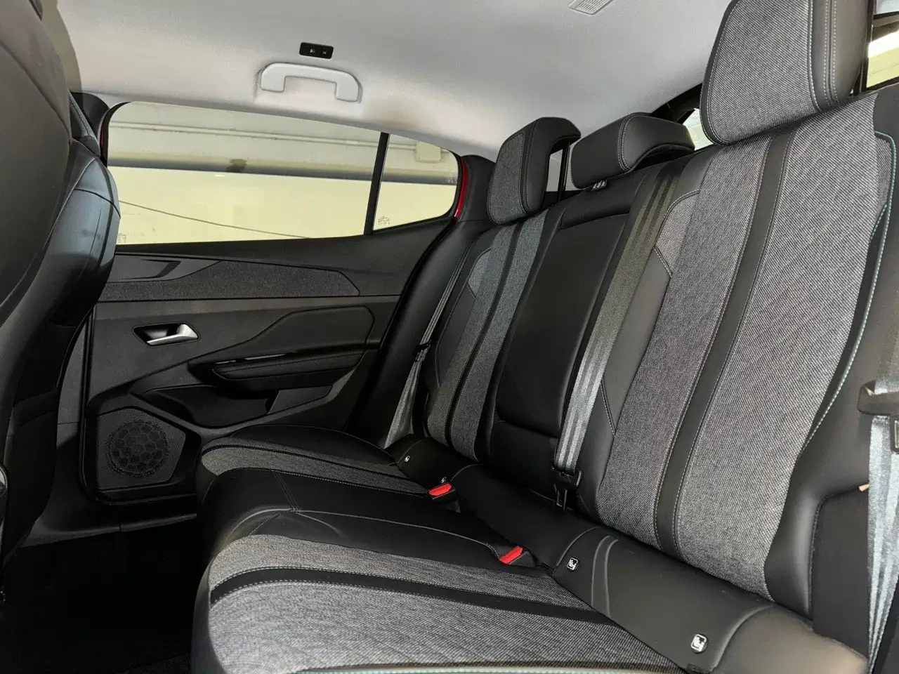 Peugeot 408 Allure Pack PureTech 130 EAT8 S&S aut. 10