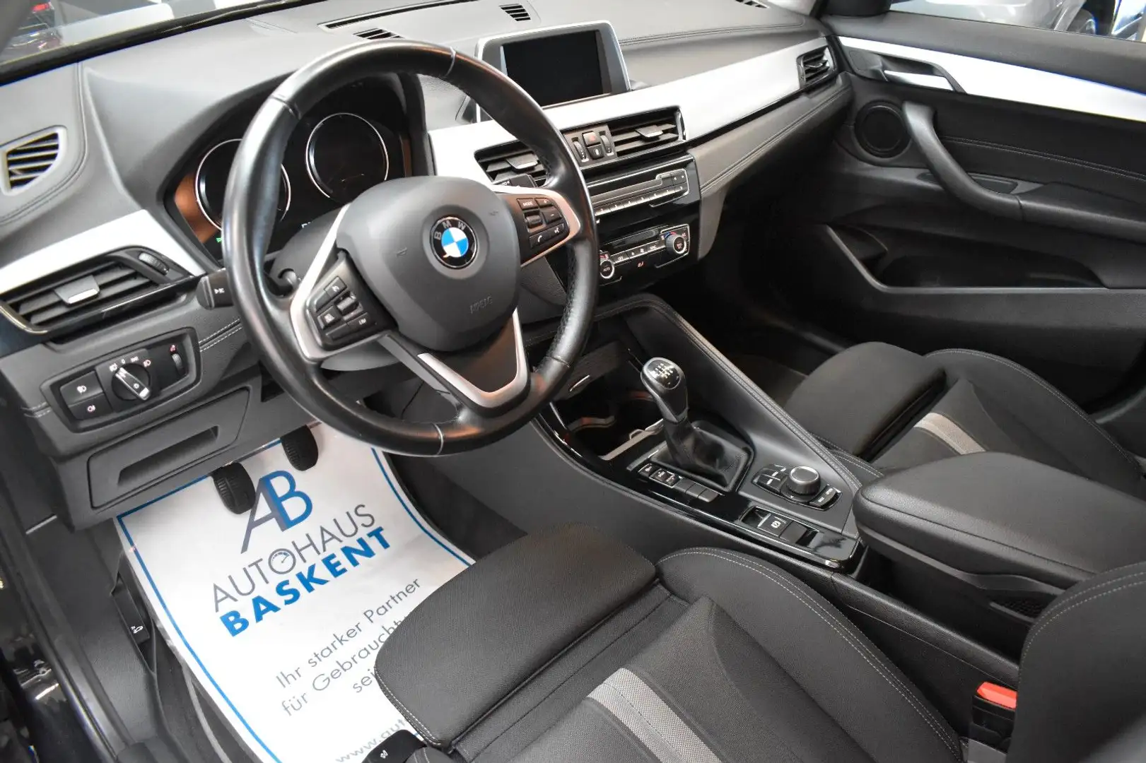 BMW X2 sDrive 18 d Advantage*SPORT*AHK*LED*SHZ* Zwart - 2