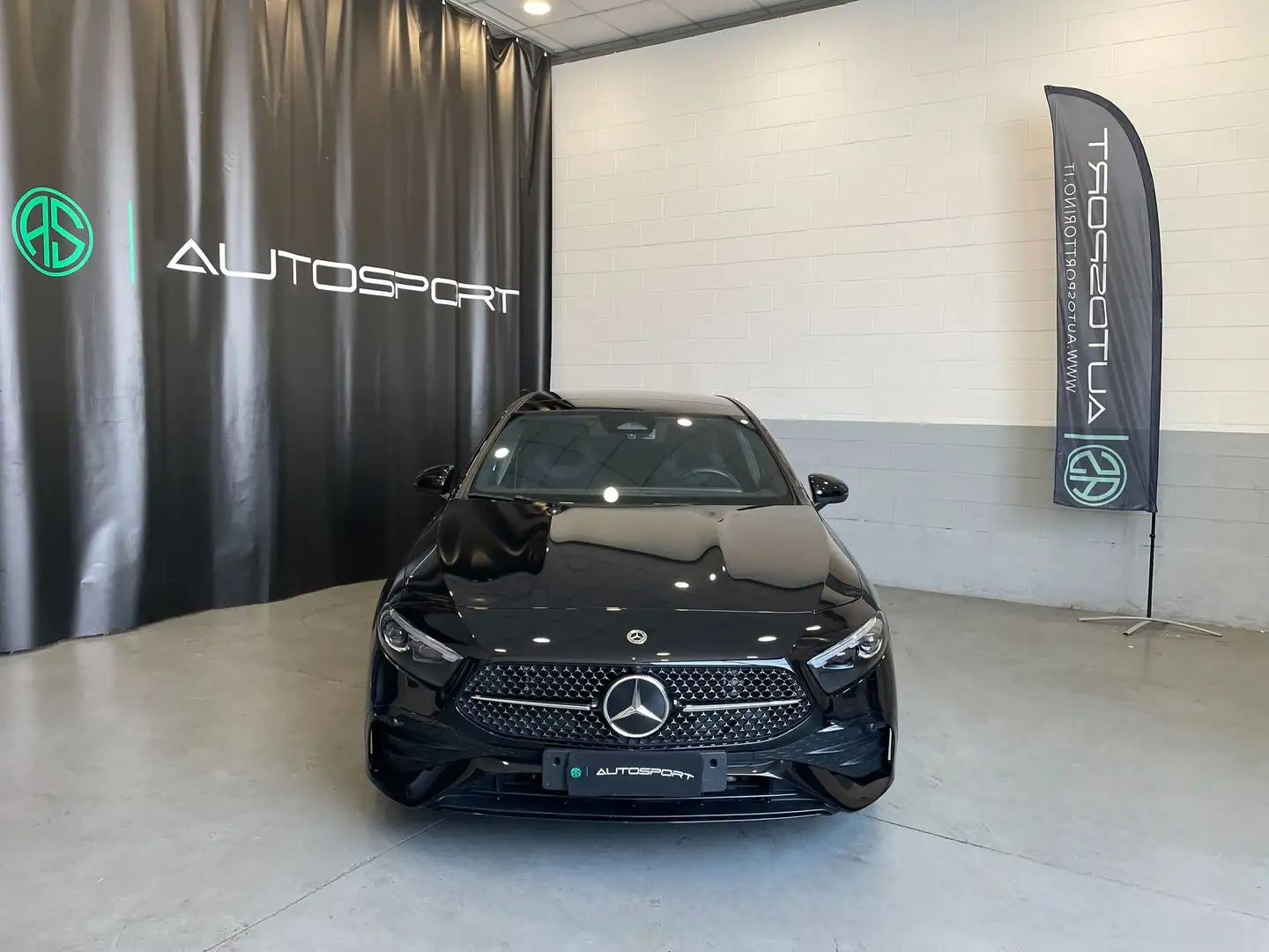 Mercedes-Benz A 180 A 180 Automatic AMG Line Premium Zwart - 2