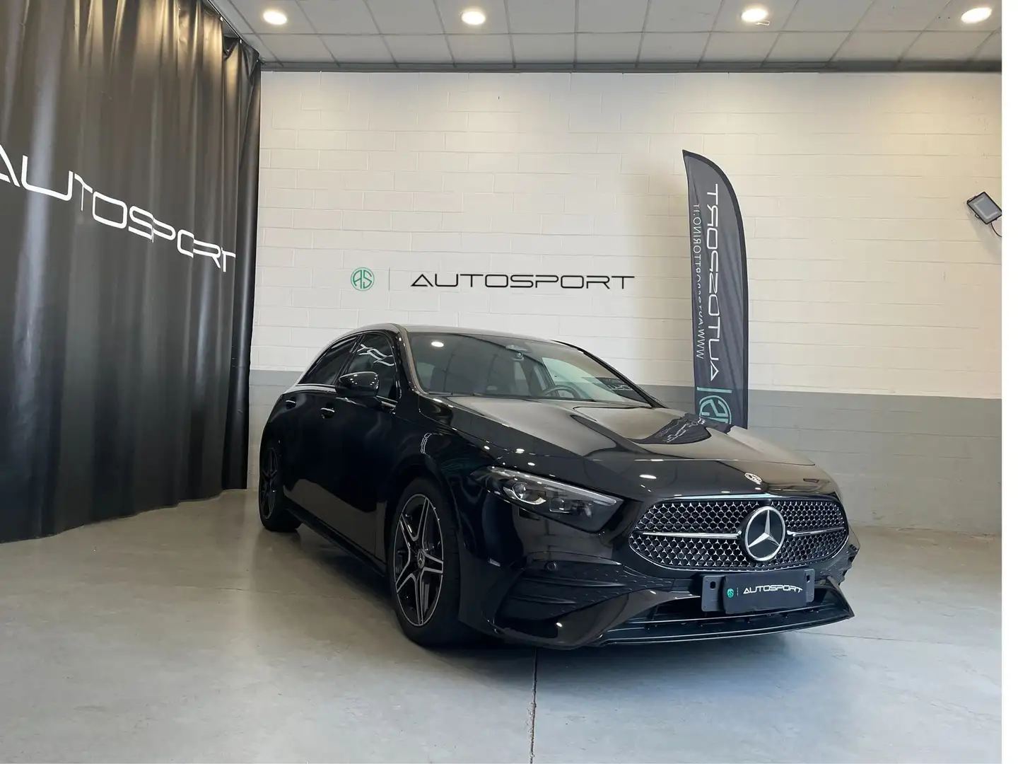 Mercedes-Benz A 180 A 180 Automatic AMG Line Premium Zwart - 1