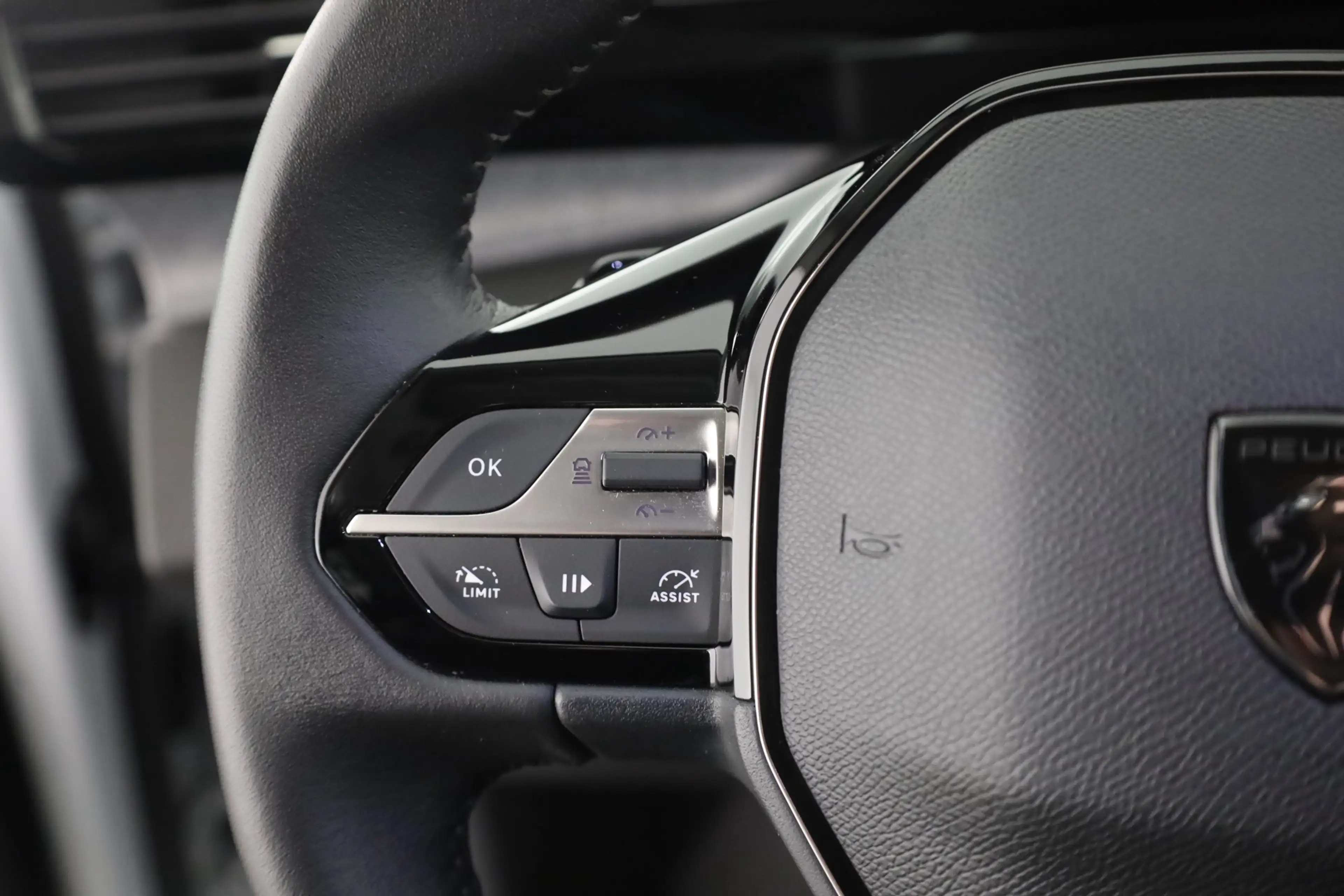 Peugeot 408 1.2 Hybrid 145 Aut. LED ACC Navi Kamera — photo 15