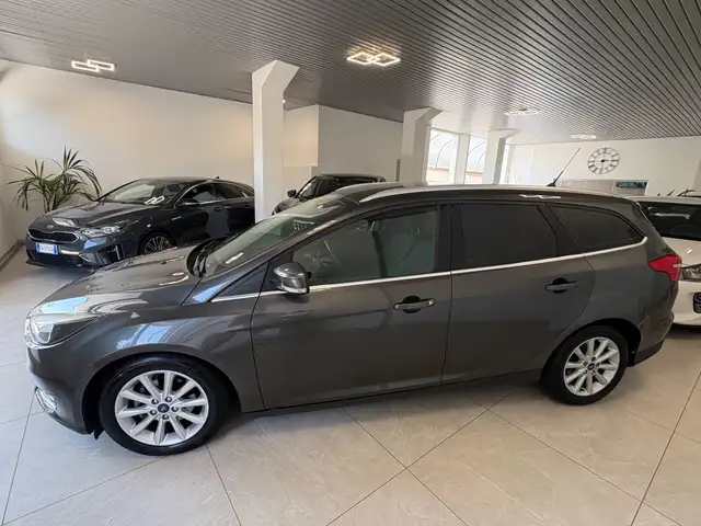 Ford Focus view 3