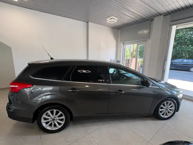 Ford Focus view 6