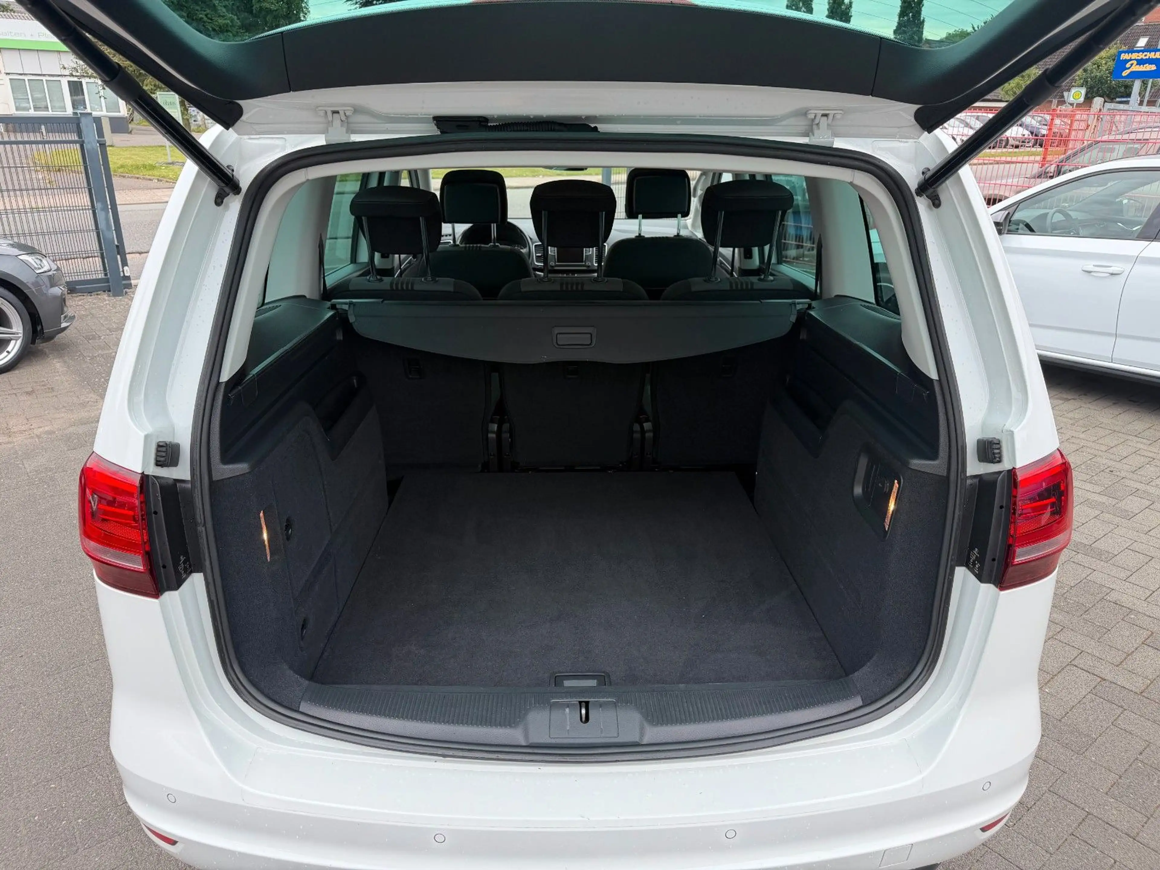 Volkswagen Sharan 2.0 TSI Allstar DSG PANO NAV SHZ ACC AHK — photo 6