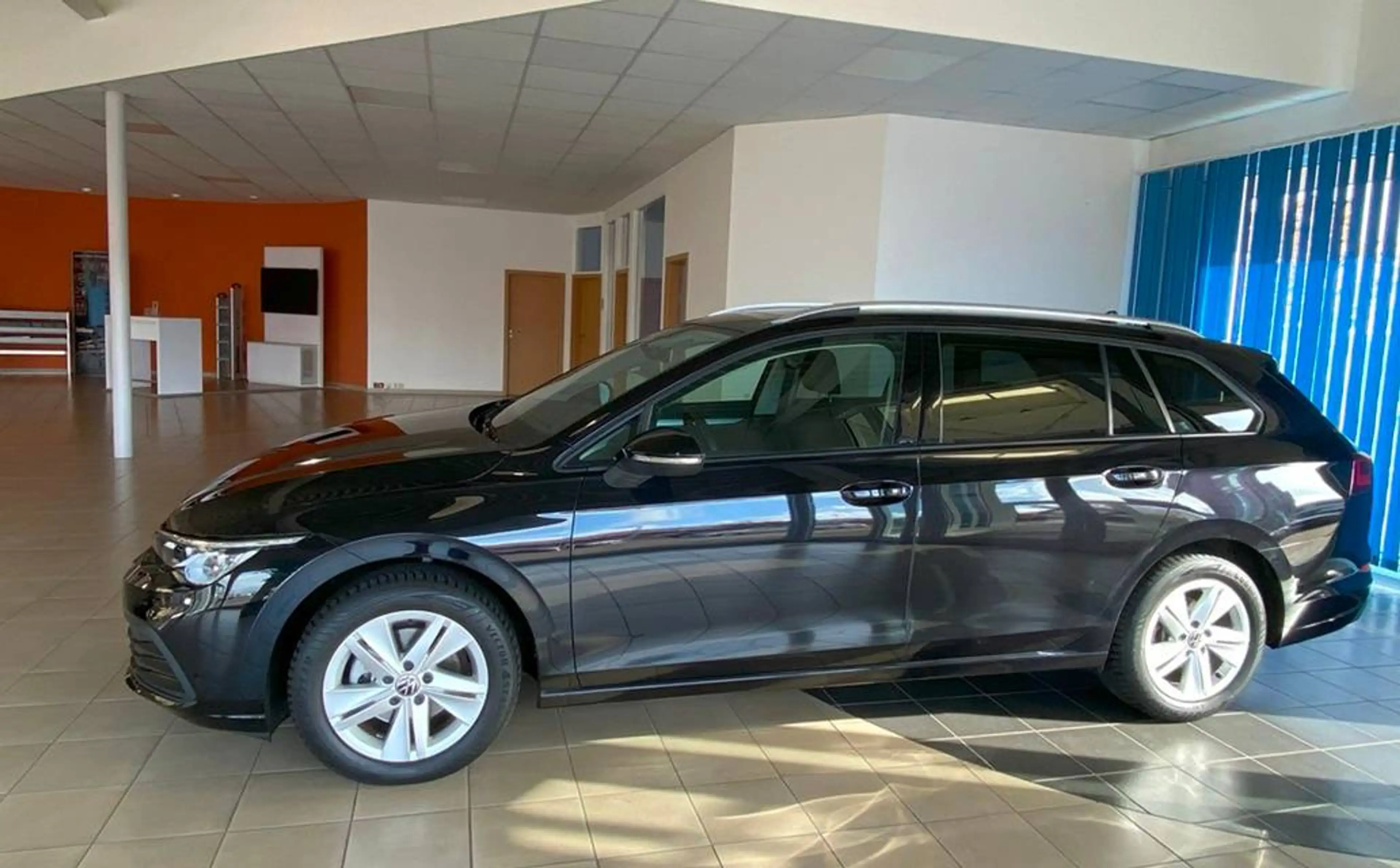 Volkswagen Golf Variant Life — photo 3