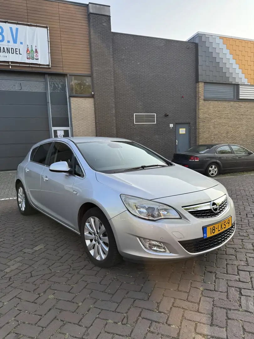 Opel Astra 1.6 Turbo Cosmo Grau - 2