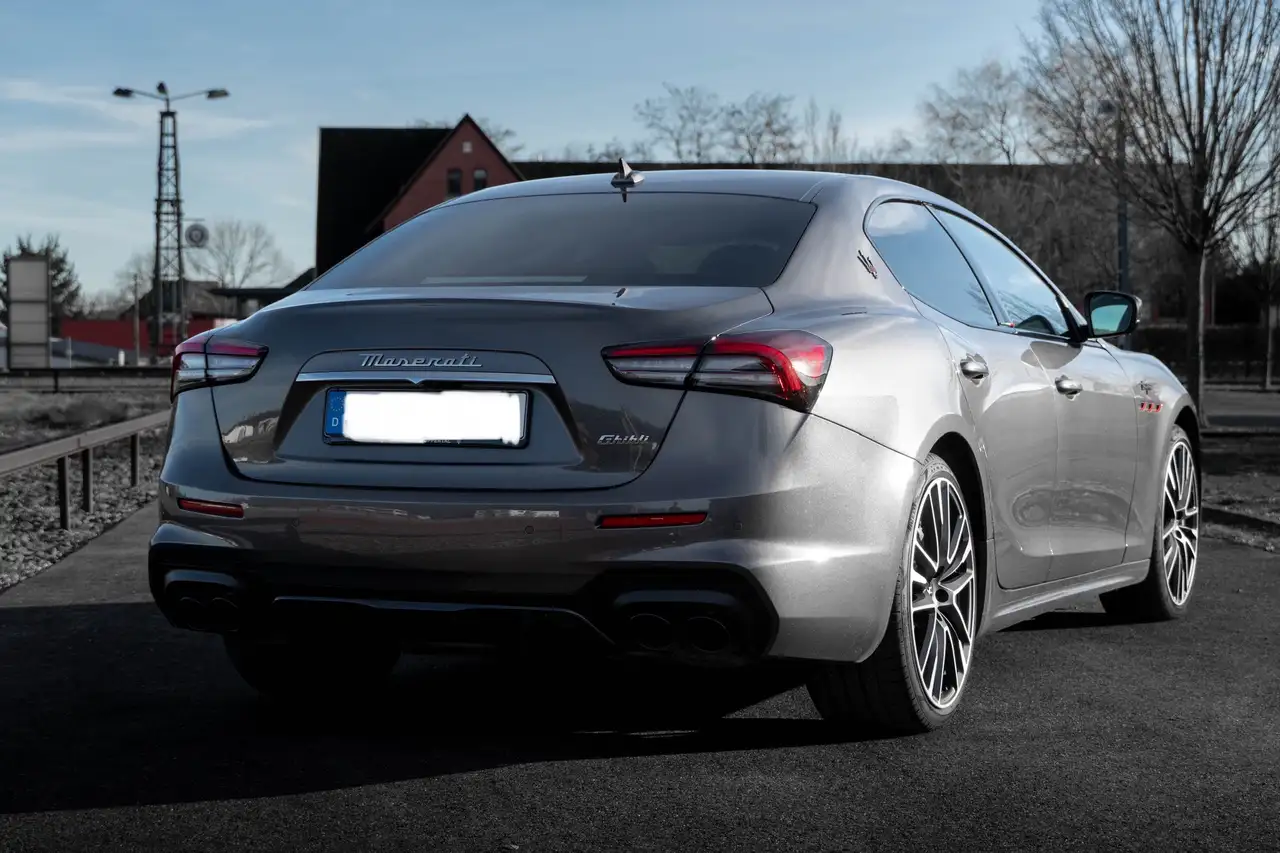Maserati Ghibli 2023 — фото 11