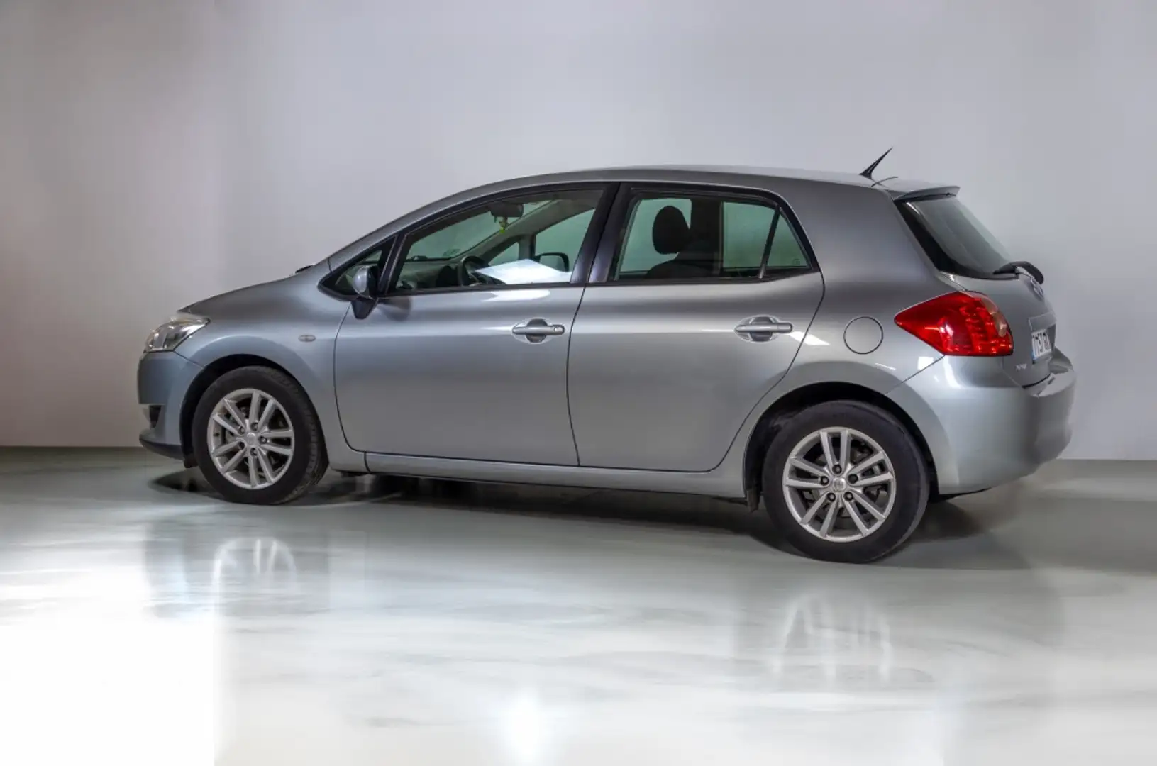 Toyota Auris 1.33 VVT-i Gris - 2