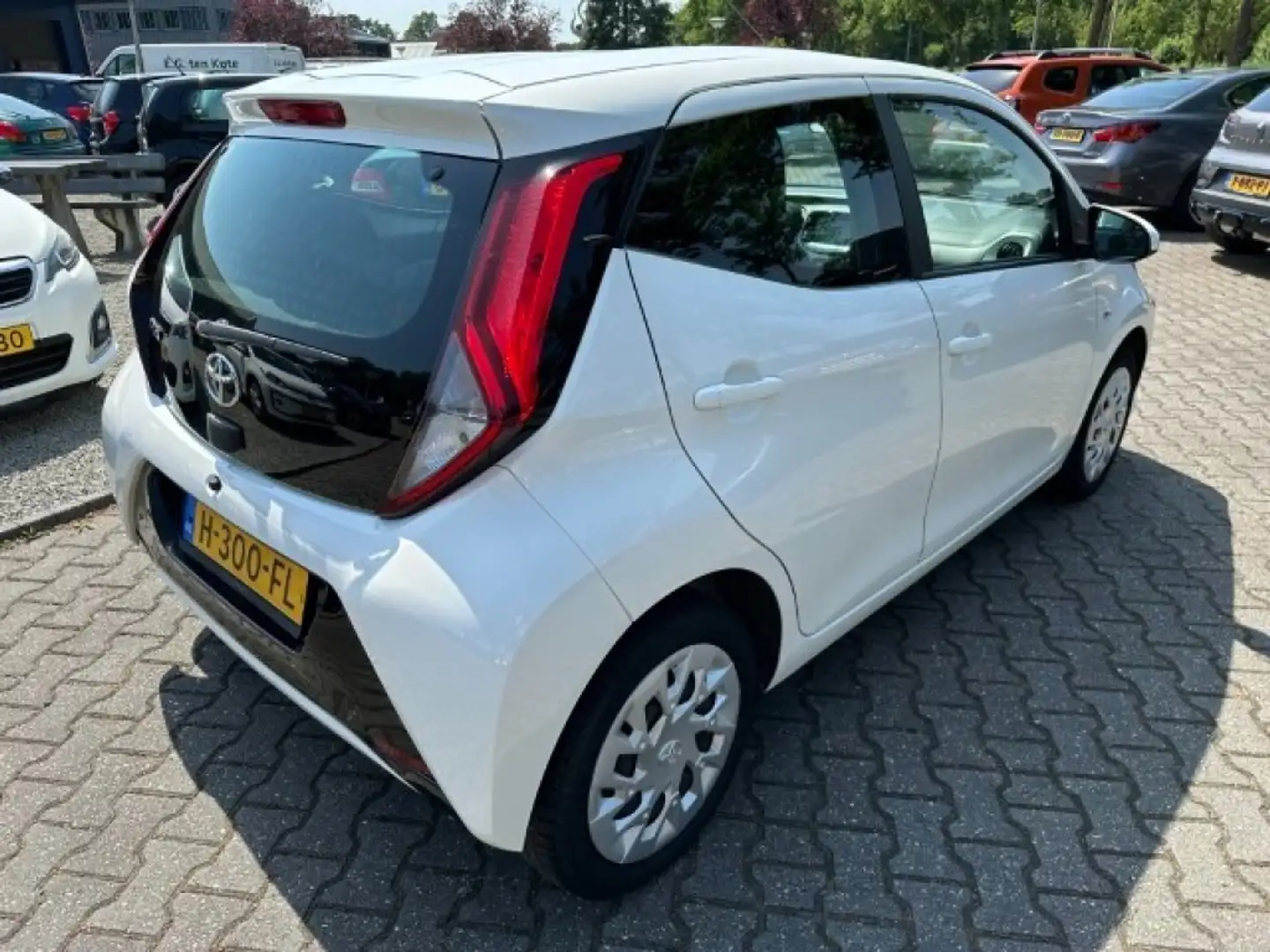 Toyota Aygo 1.0 VVT-I X-PLAY  CAMERA.  NAVI. ALL.IN. Wit - 2