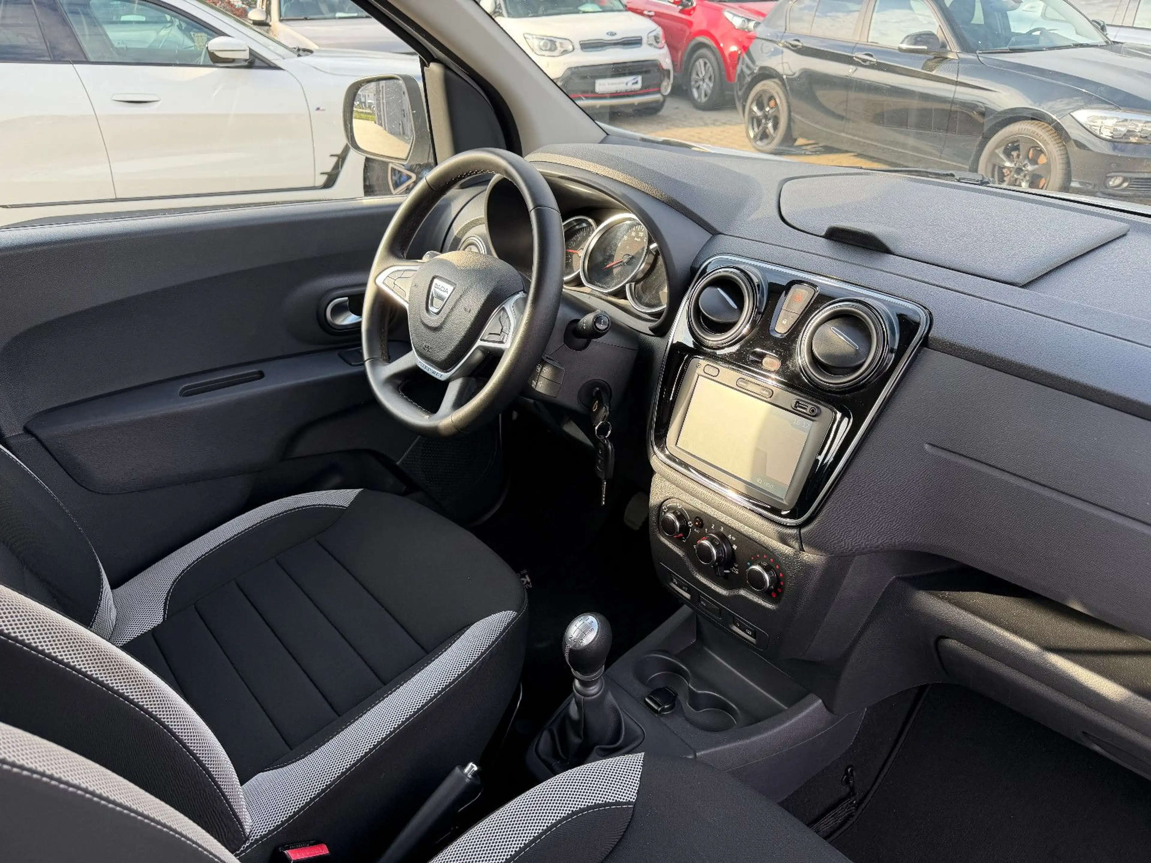 Dacia Lodgy Stepway1.3 Navi Kamera SHZ 7.Sitze PDC 1.H — photo 10