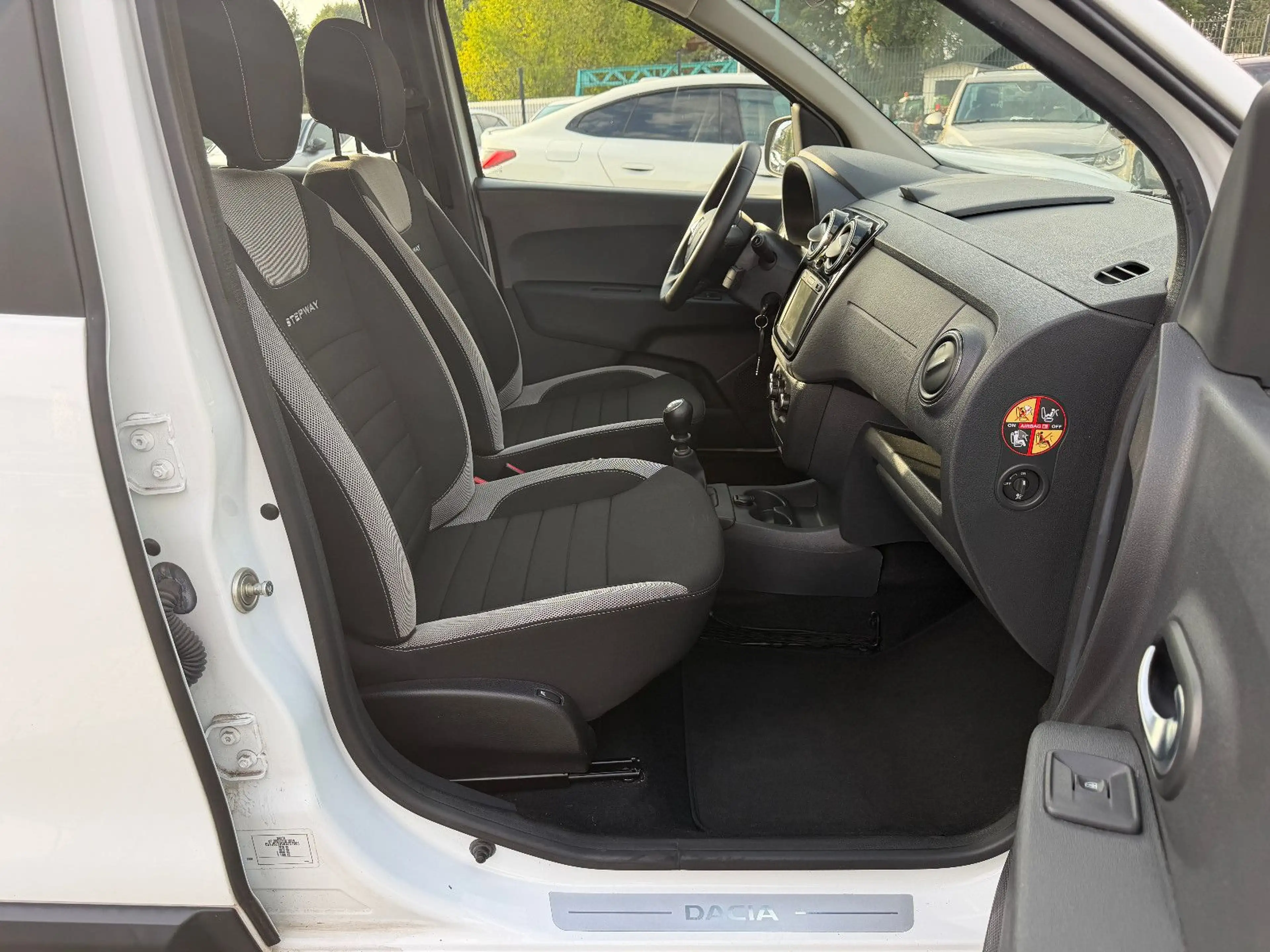 Dacia Lodgy Stepway1.3 Navi Kamera SHZ 7.Sitze PDC 1.H — photo 11