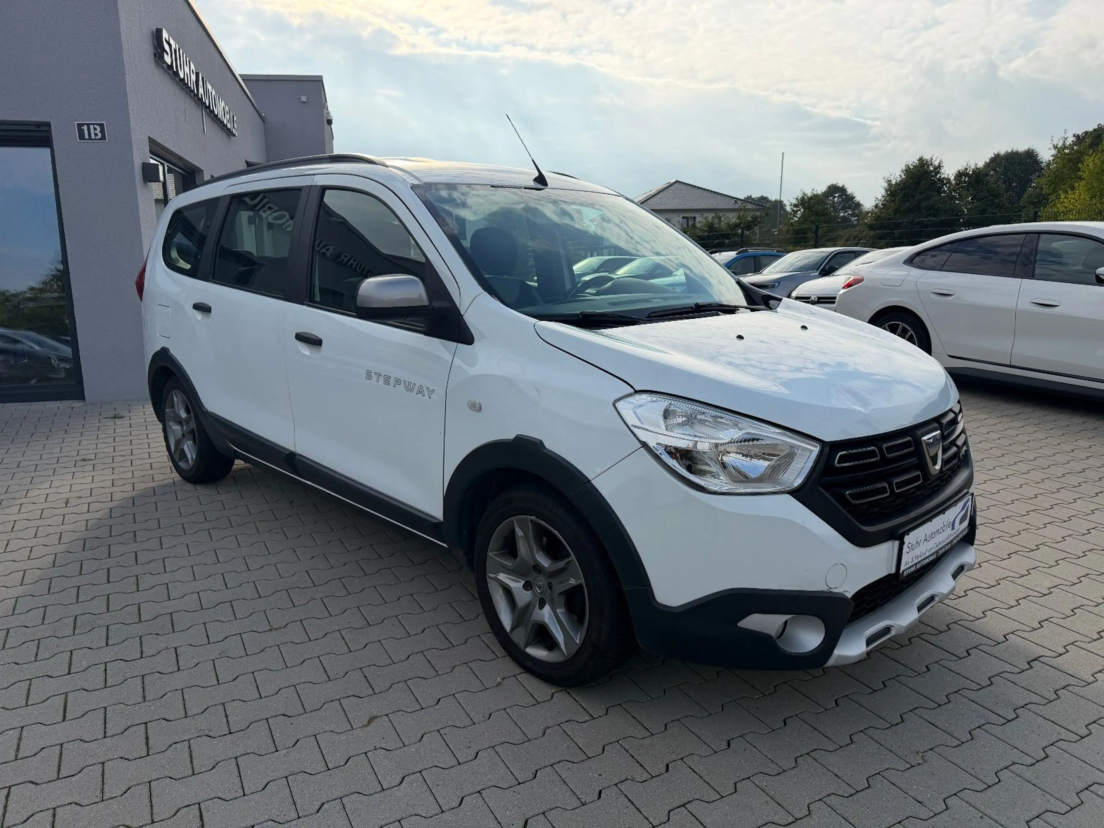 Dacia Lodgy Stepway1.3 Navi Kamera SHZ 7.Sitze PDC 1.H — photo 4