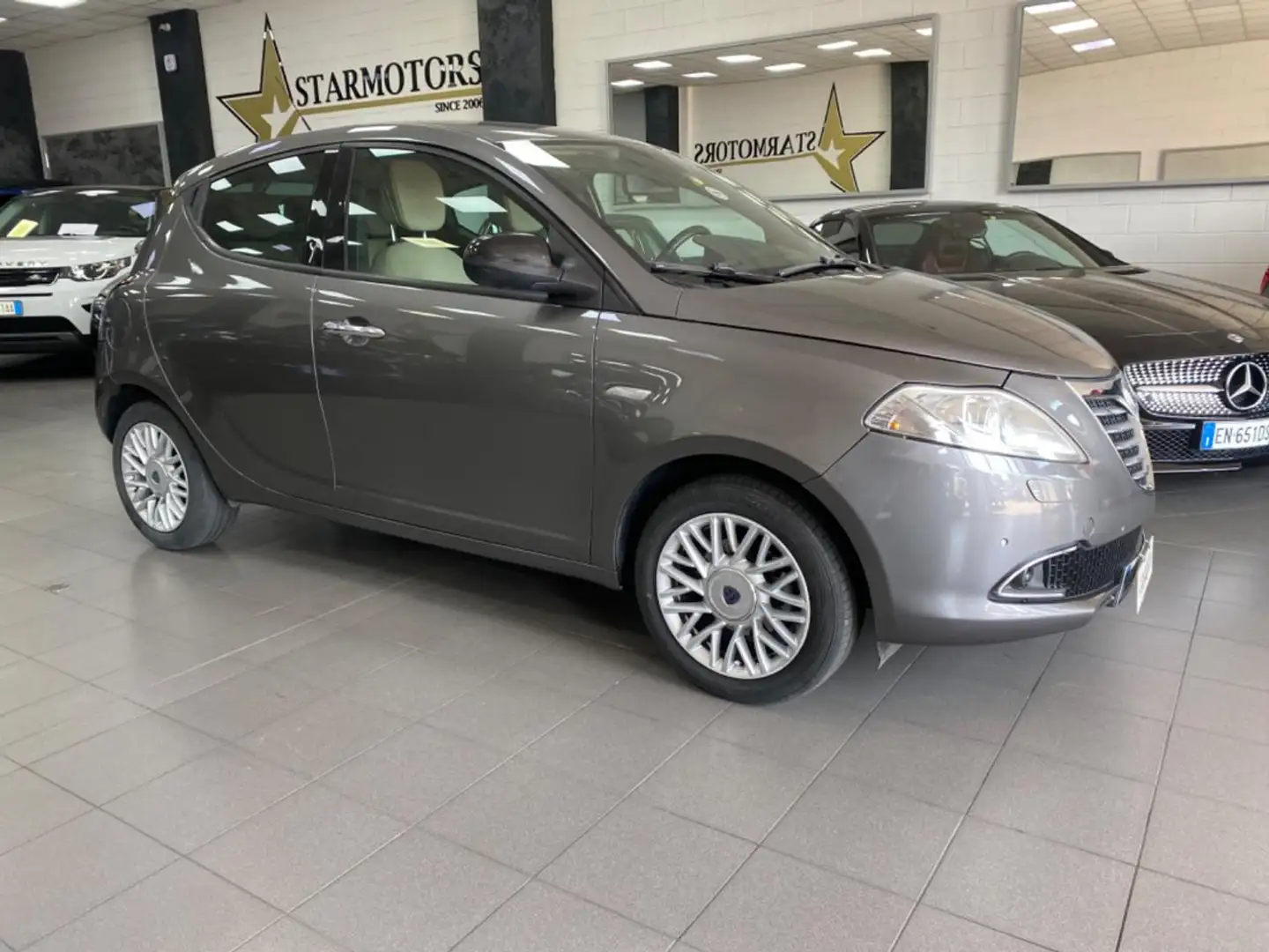 Lancia Ypsilon 0.9 85 cv Platinum Cambio Autom NeoPatentati Grijs - 1