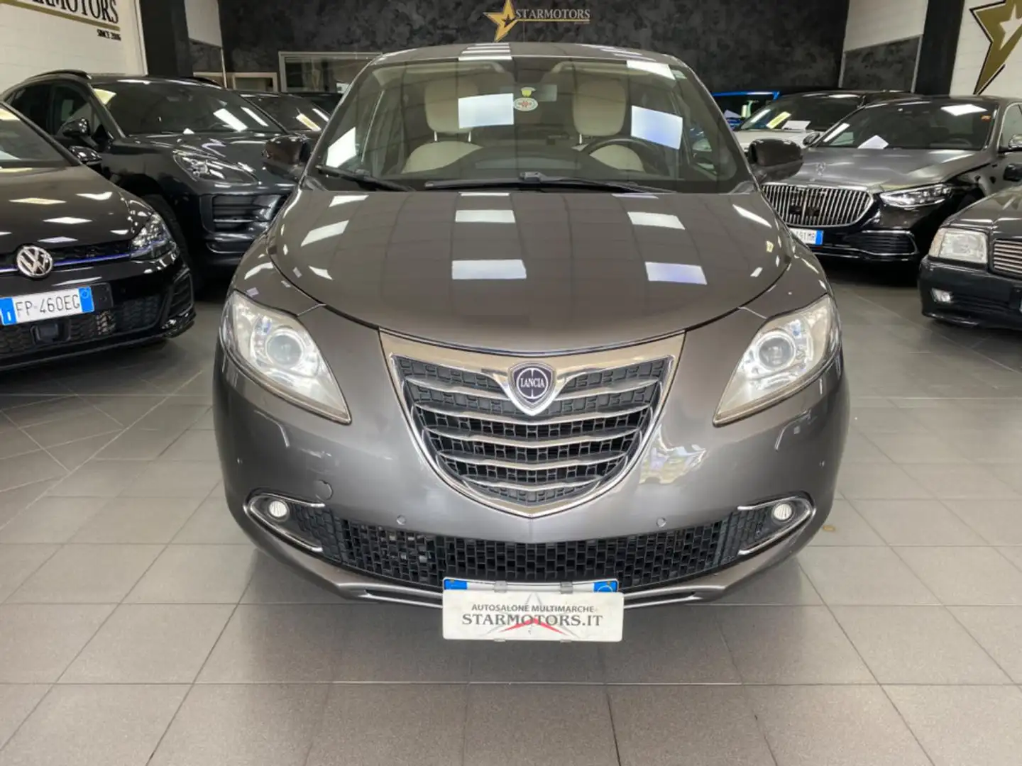 Lancia Ypsilon 0.9 85 cv Platinum Cambio Autom NeoPatentati Grijs - 2