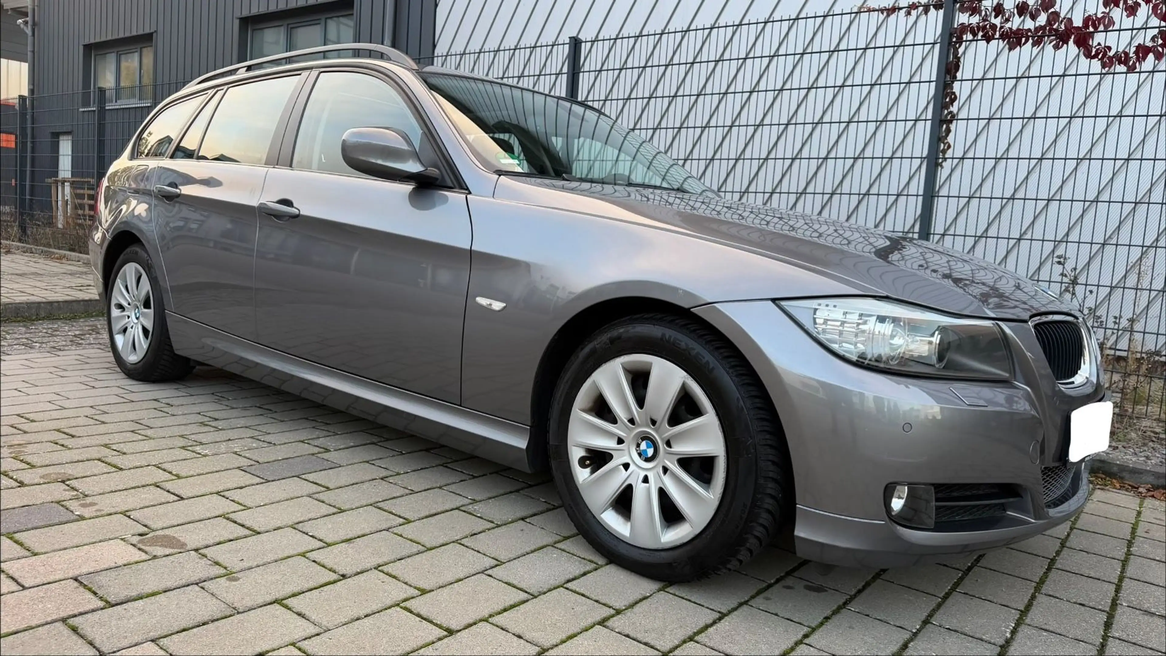 BMW 318 i AUTOMATIK TÜV,93.000KM,NAVI,PANO,KLIMA,PDC — photo 2