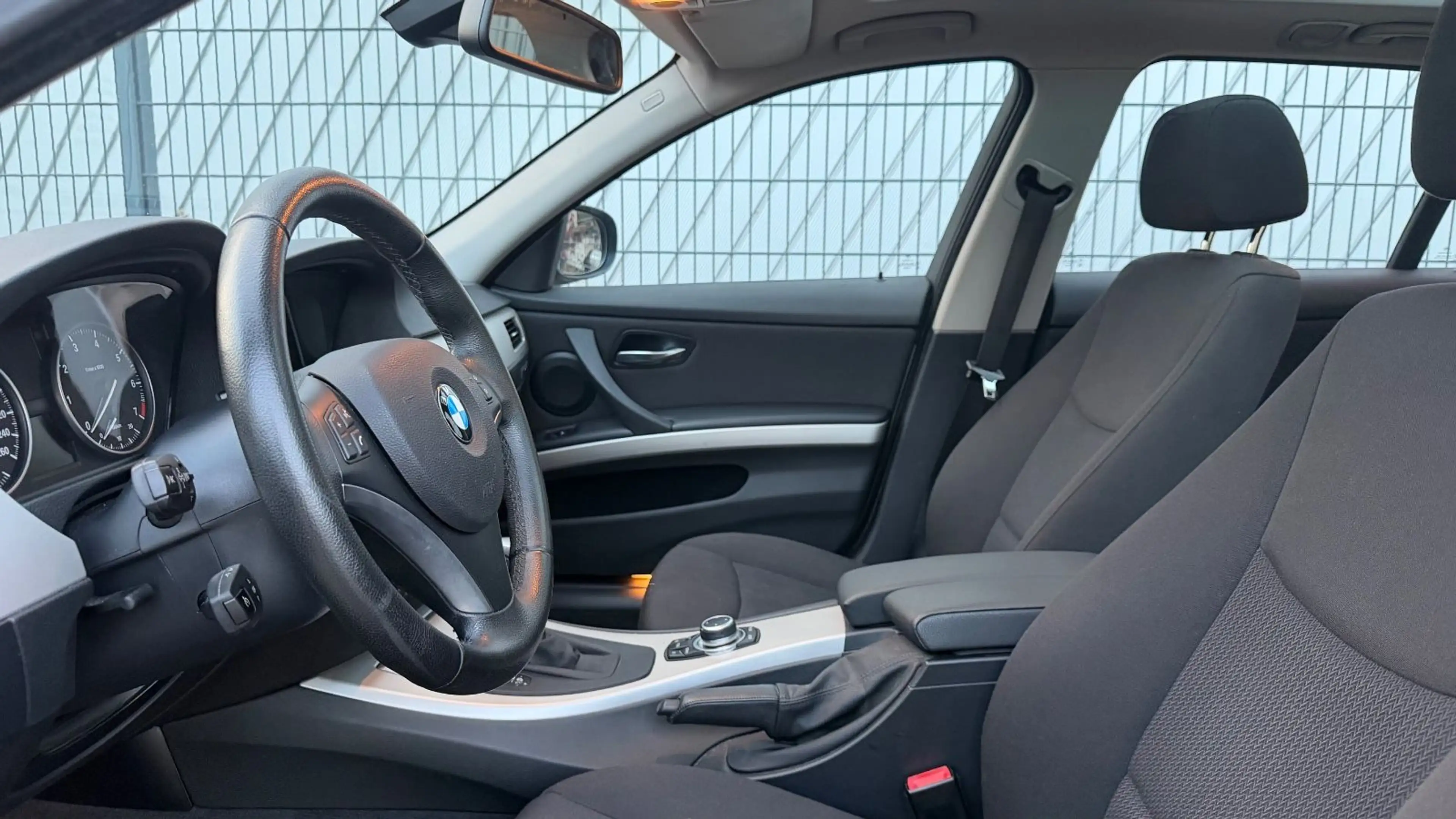 BMW 318 i AUTOMATIK TÜV,93.000KM,NAVI,PANO,KLIMA,PDC — photo 13