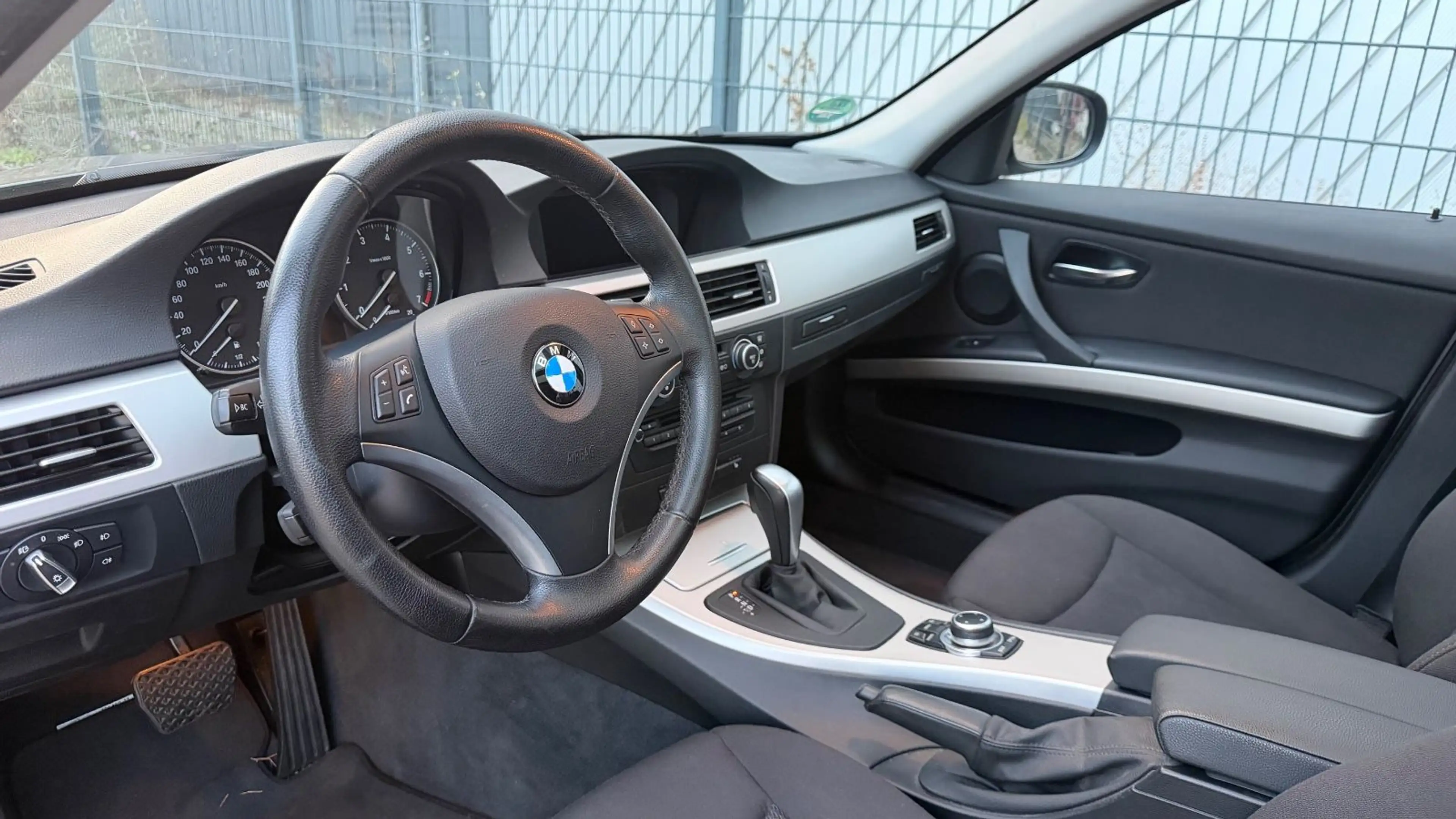 BMW 318 i AUTOMATIK TÜV,93.000KM,NAVI,PANO,KLIMA,PDC — photo 12
