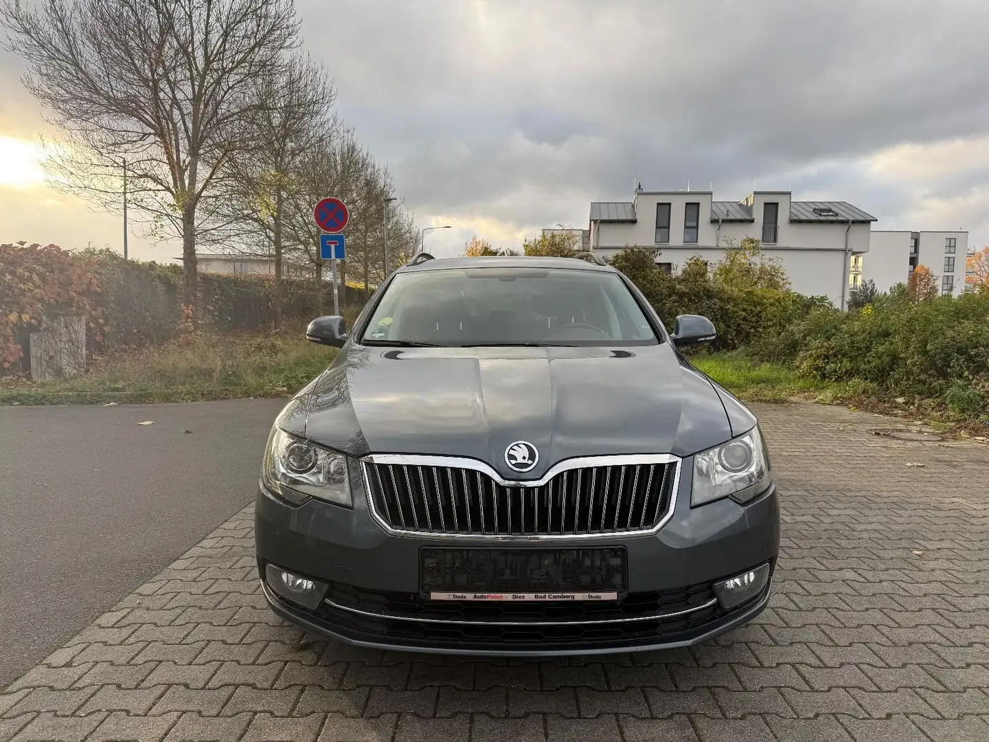 Skoda Superb Combi 2.0 TDI AHK*XENON*MEMORY*NAVI*SiHZ* Grau - 2