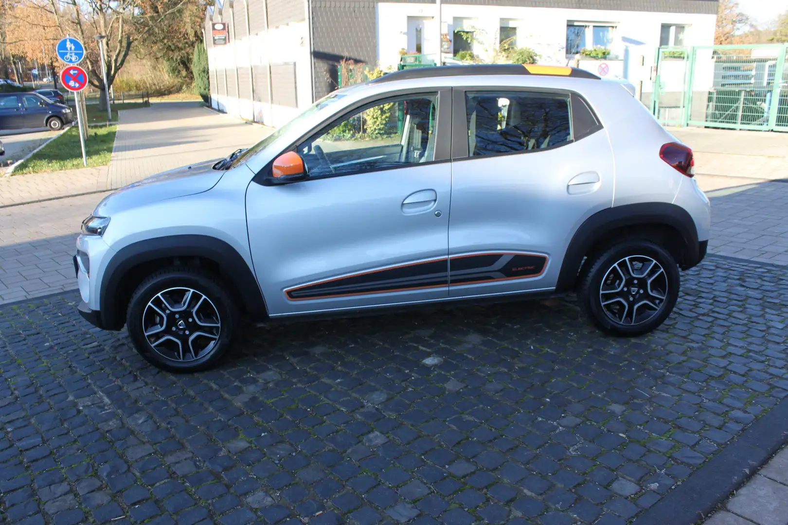 Dacia Spring Comfort Plus/Klima/Leder/Navi/ 5Tkm. Grau - 1