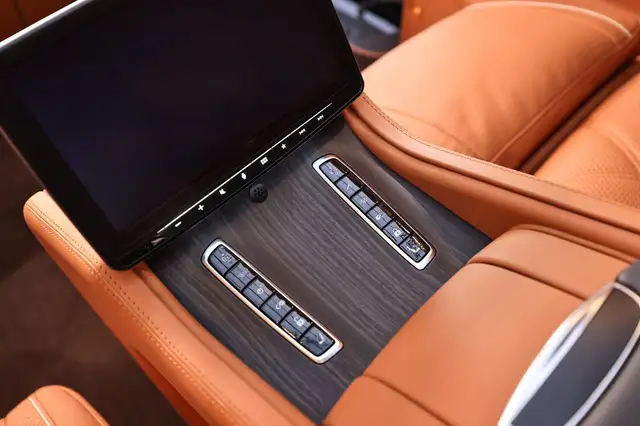 Mercedes-Benz V 300 view 13