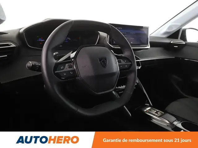 Peugeot 208 view 11