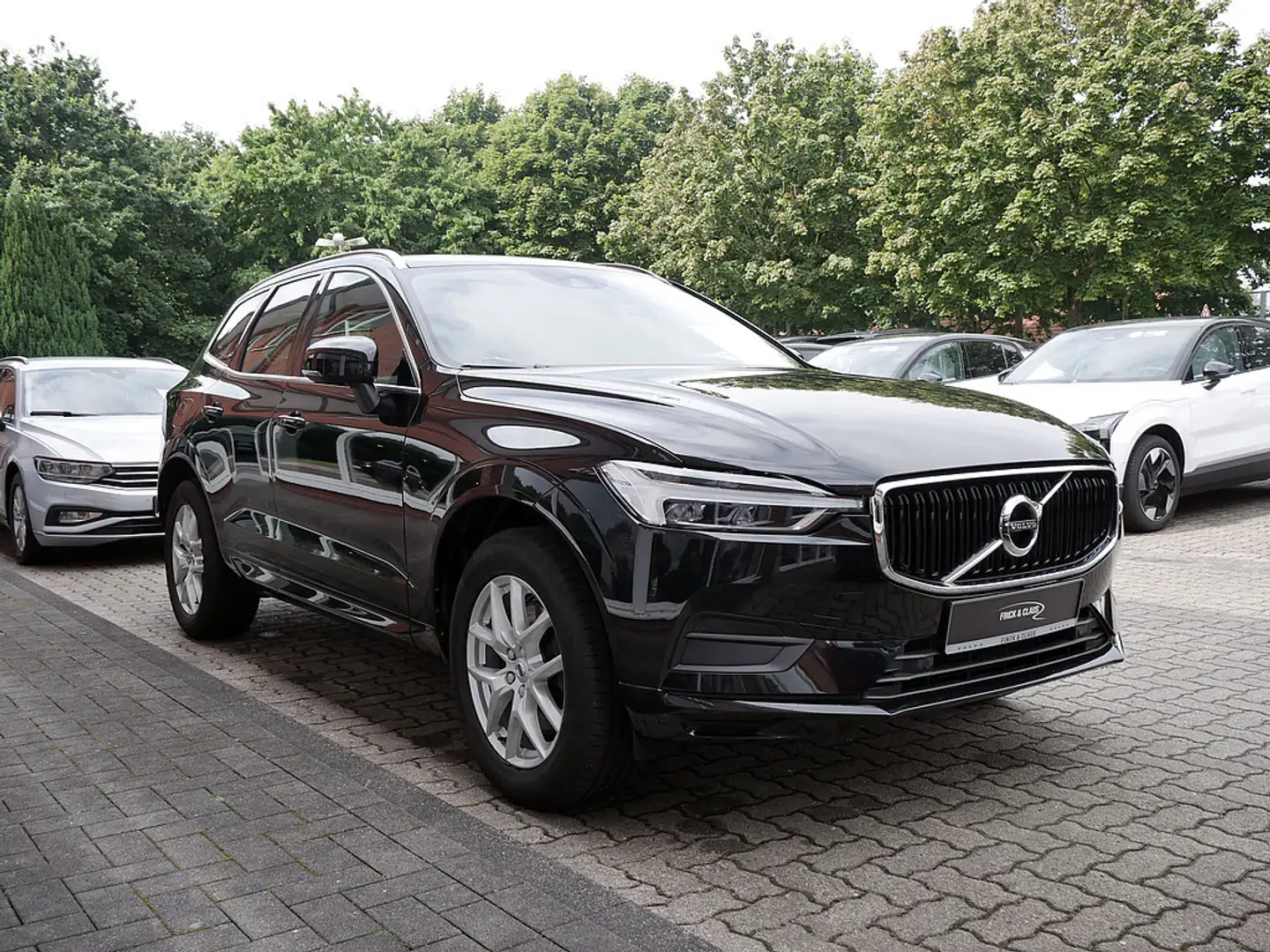 Volvo XC60 D4 Momentum Pro LEDER RÜCKFAHRKAMERA AHK Noir - 2
