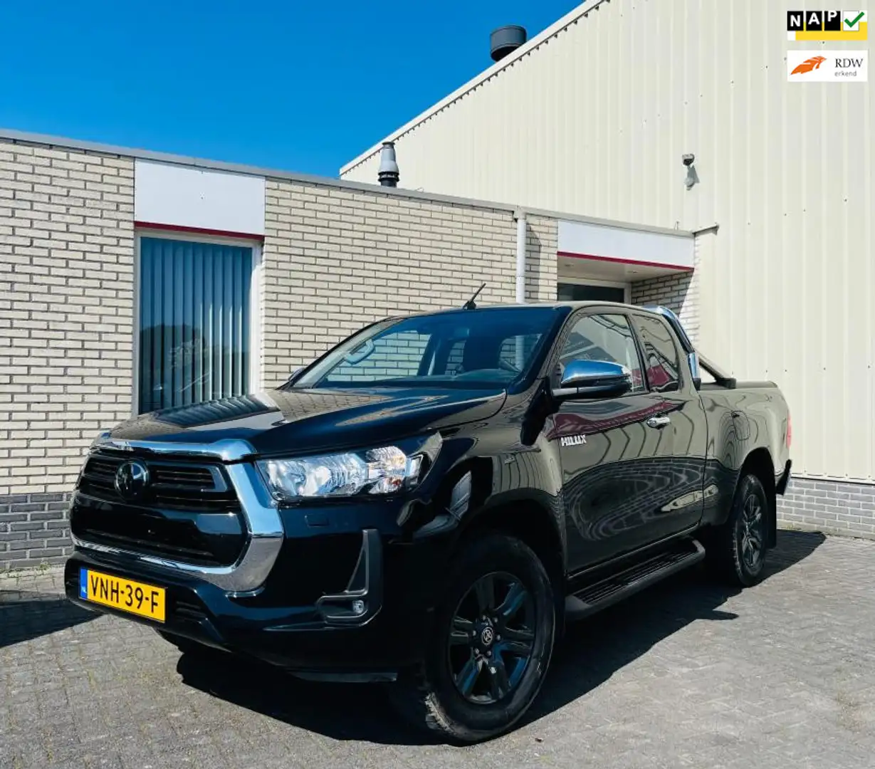 Toyota Hilux 2.4 D-4D Xtra Cab Professional AUTOMAAT crna - 1