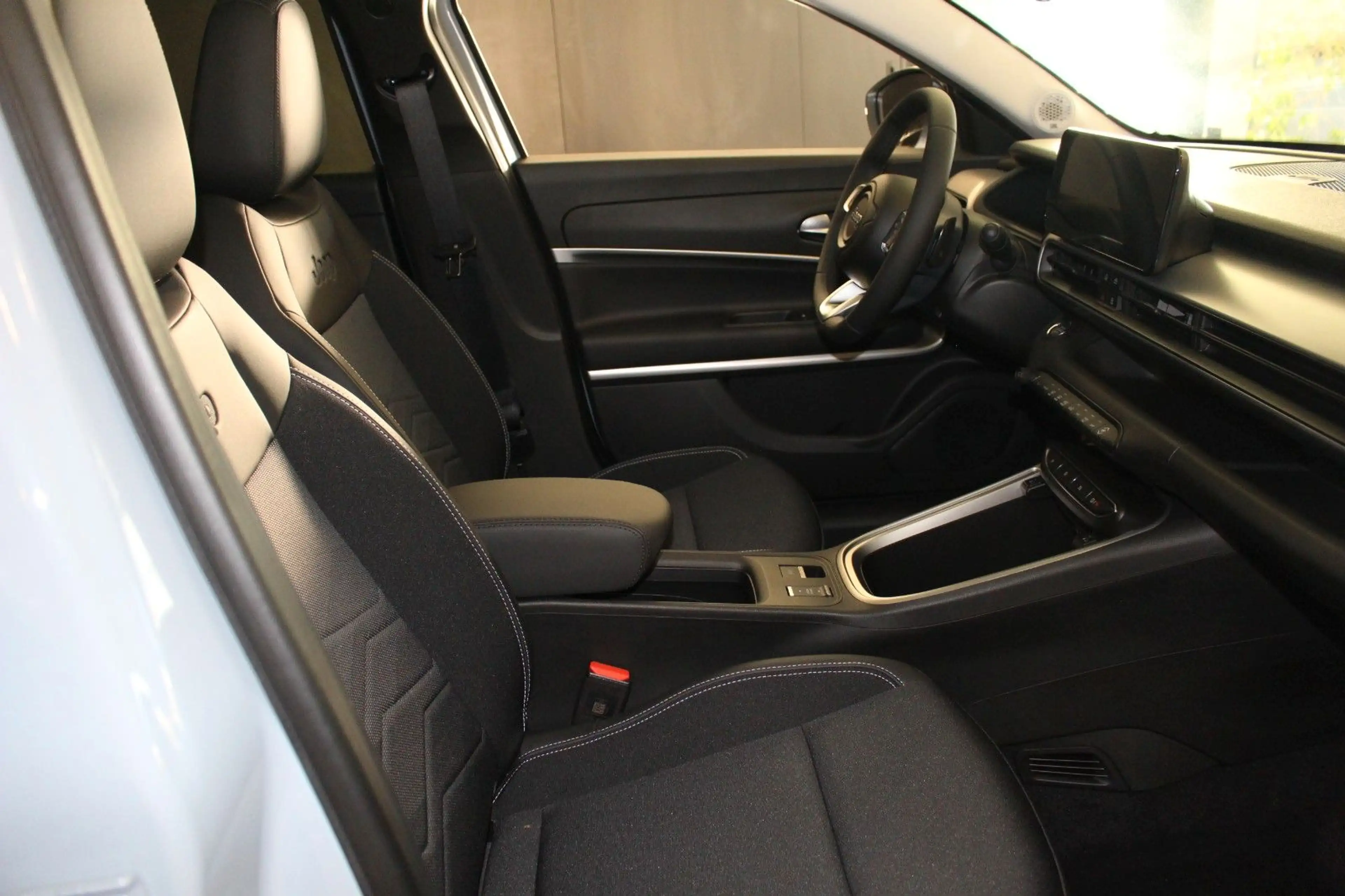 Jeep Avenger Summit Mild-Hybrid JBL — photo 5