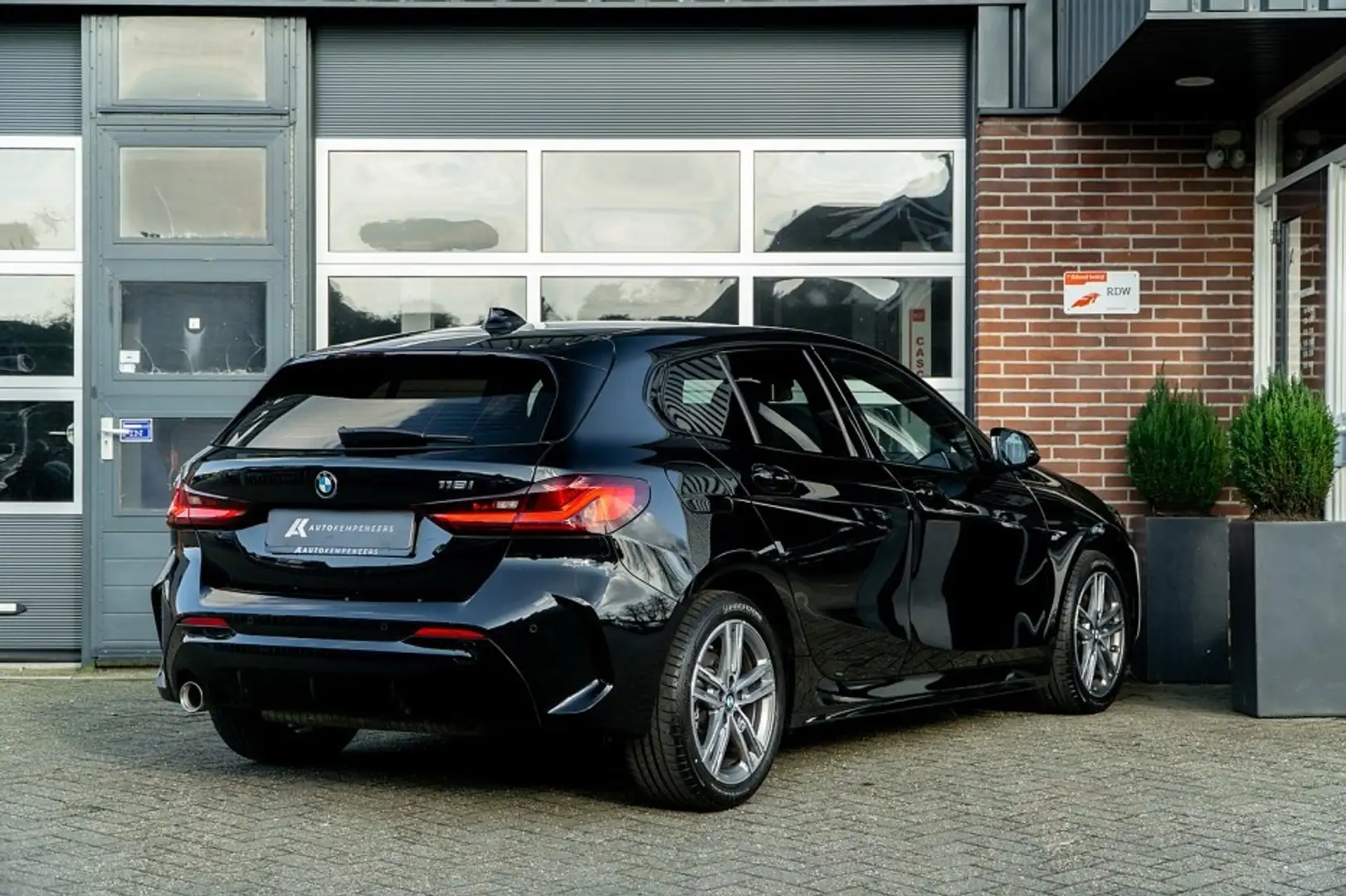 BMW 118 1-serie 118i M Sport | Shadow | ACC | DAB | NAVI | Zwart - 2