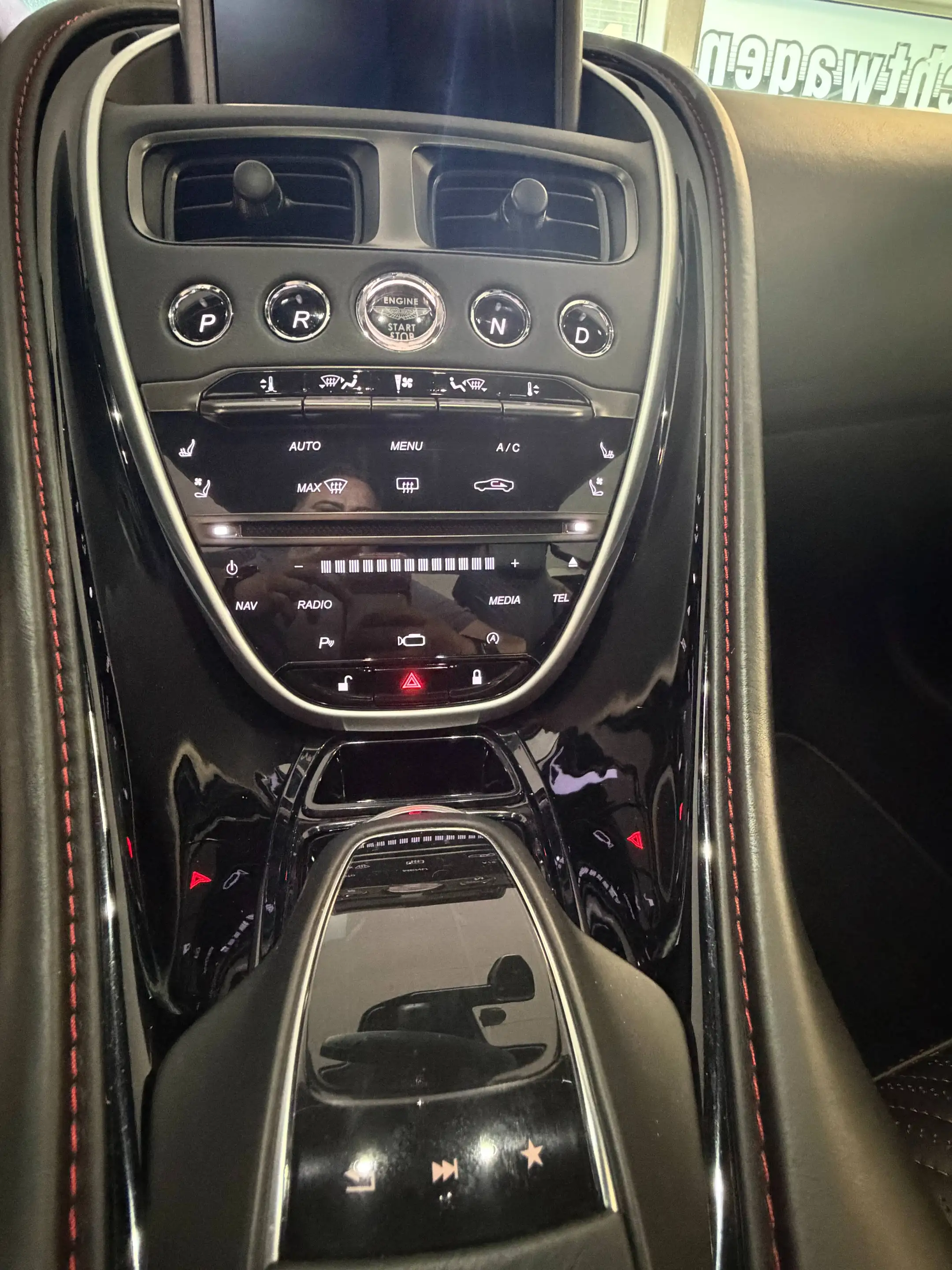 Aston Martin DB11 DB11 V12 Coupe — photo 10