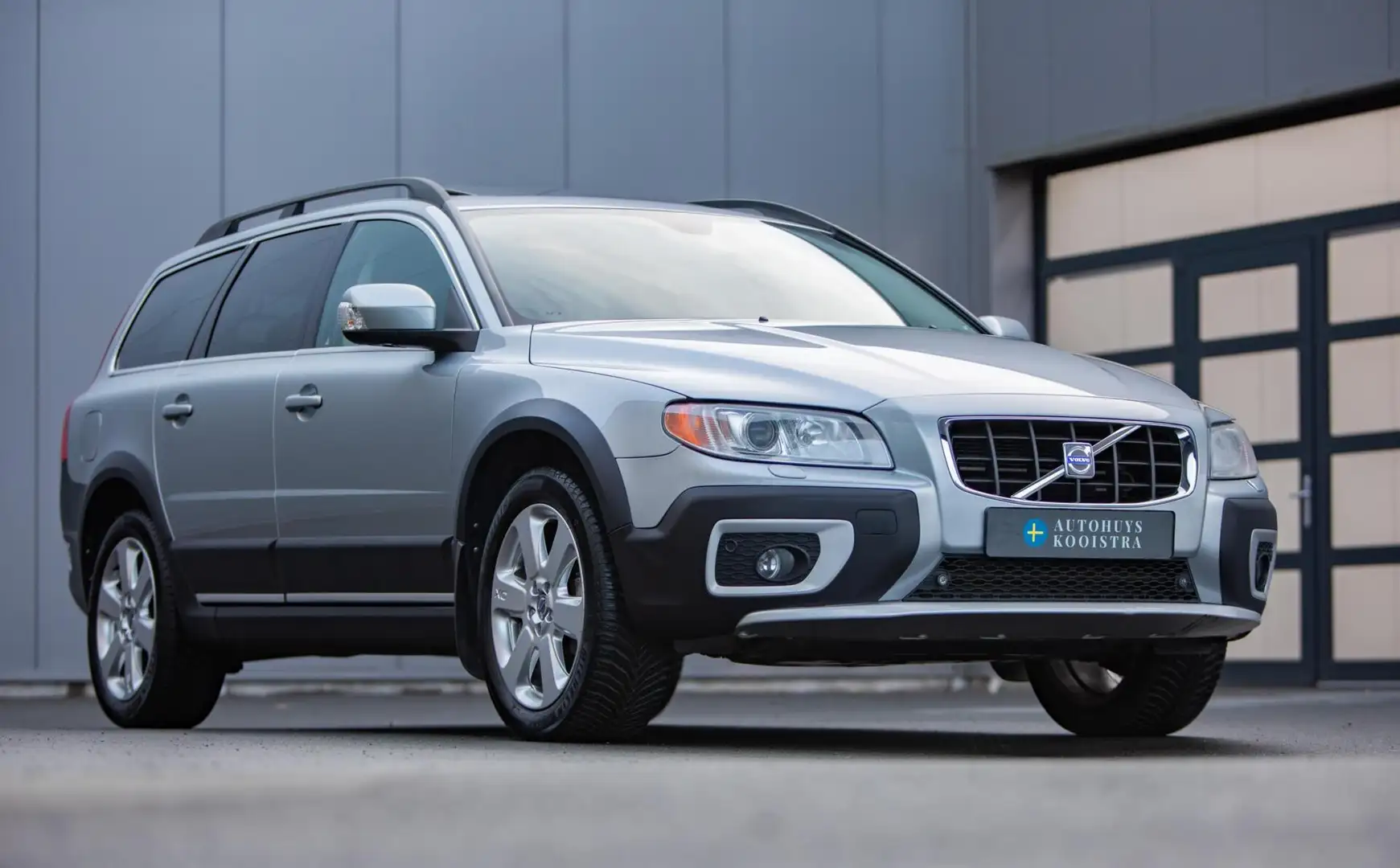 Volvo XC70 D5 AWD Summum|Leder|Schuif/kantel dak|Trekhaak Gris - 2