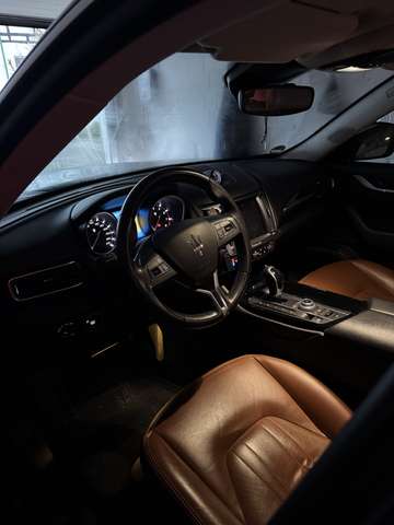 Imagine Maserati Levante S