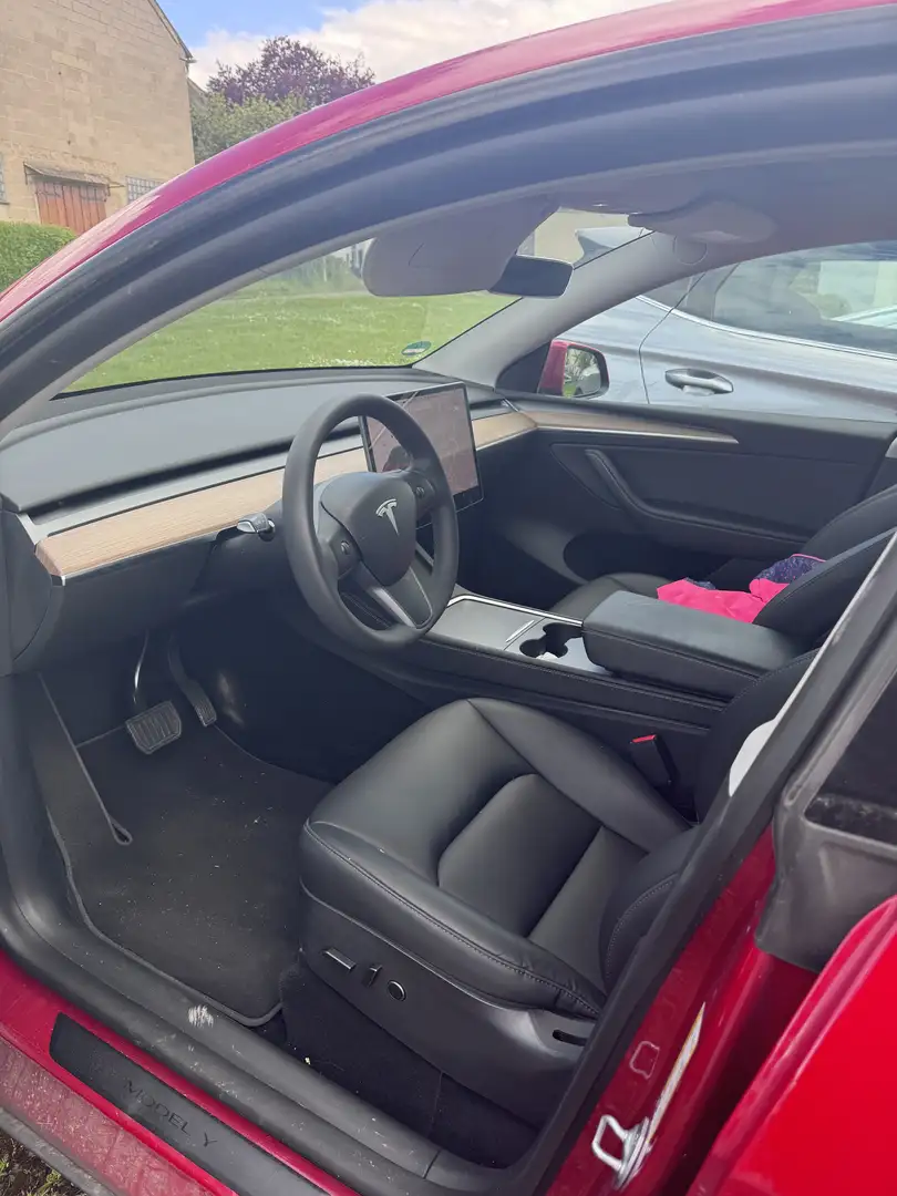 Tesla Model Y Long Range Dual Motor AWD + Performance Boost Rot - 2