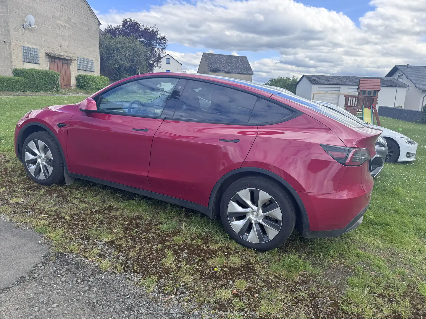 Tesla Model Y Long Range Dual Motor AWD + Performance Boost Rot - 1