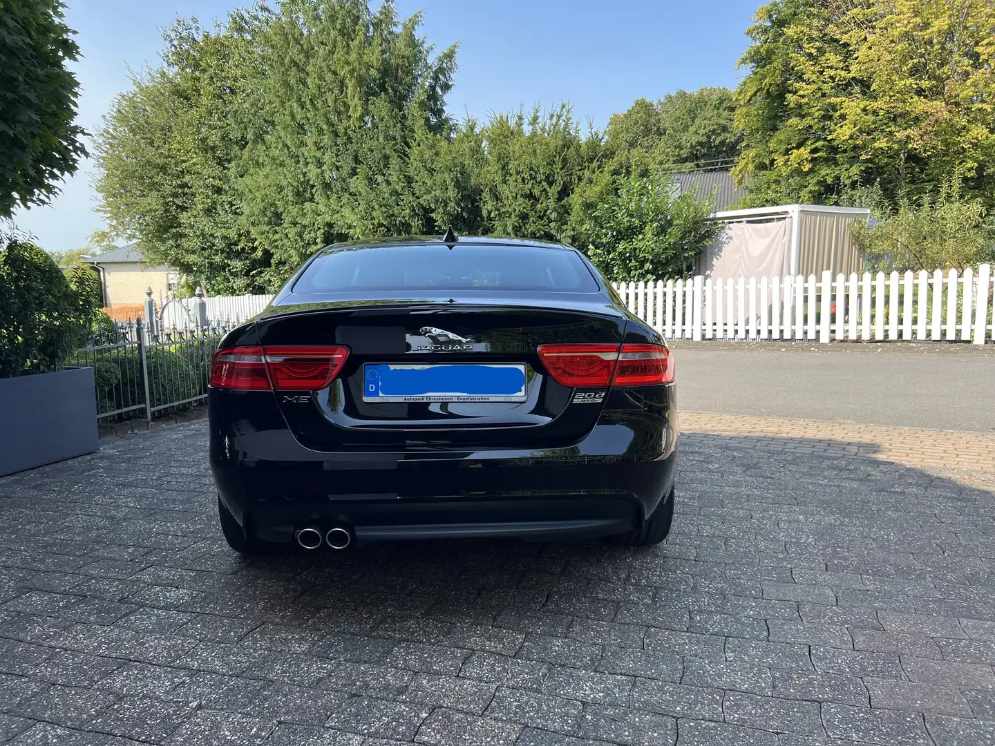 Jaguar XE XE 20d AWD Aut. R-Sport-Panoramadach/Navi/SHZ/19" Schwarz - 2