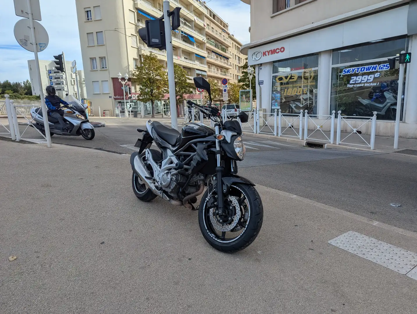 Suzuki Gladius 650 Noir - 1