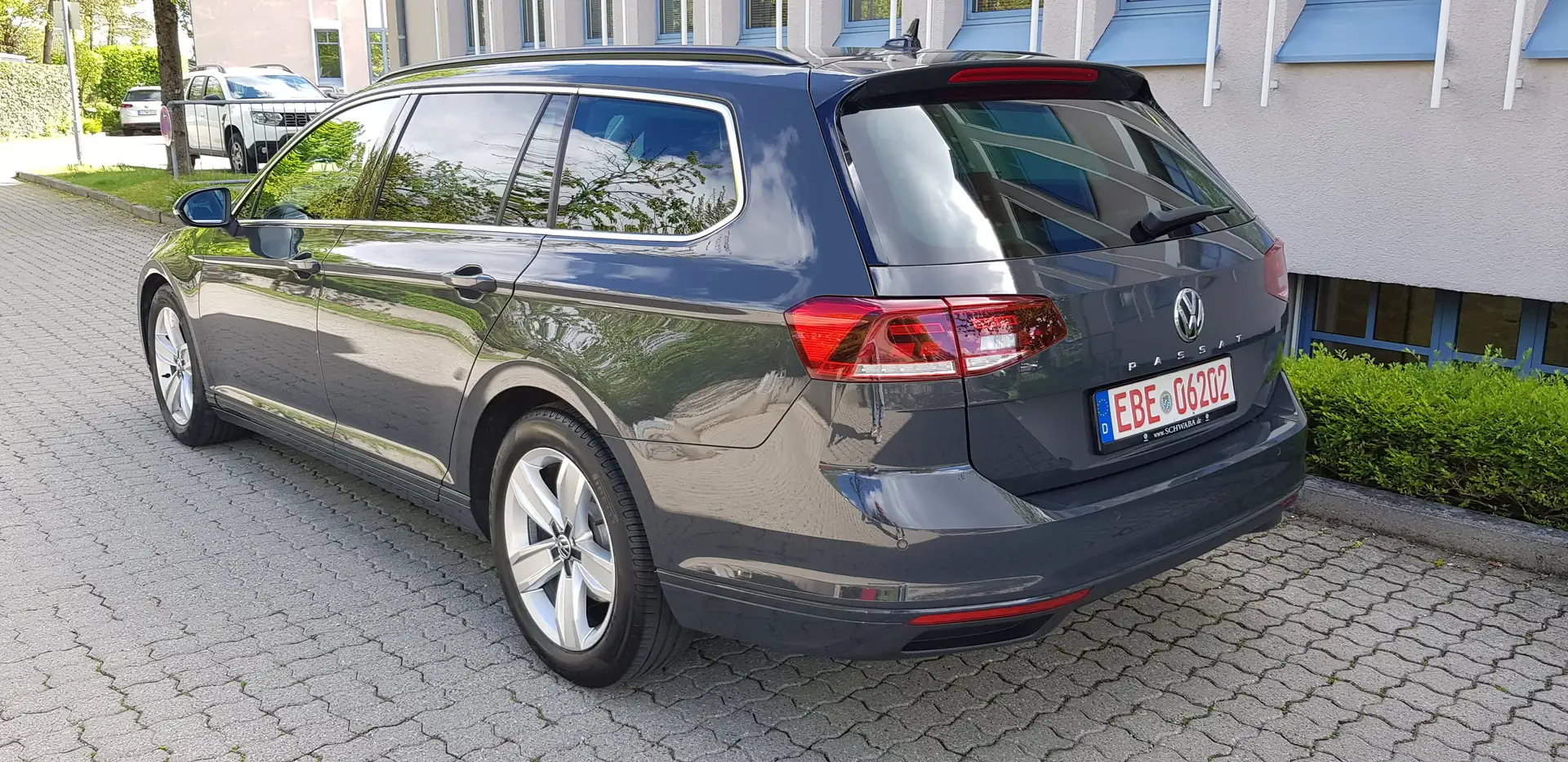 Volkswagen Passat Variant Business *R Line-Navi-LED-AHK-DSG* Grijs - 2