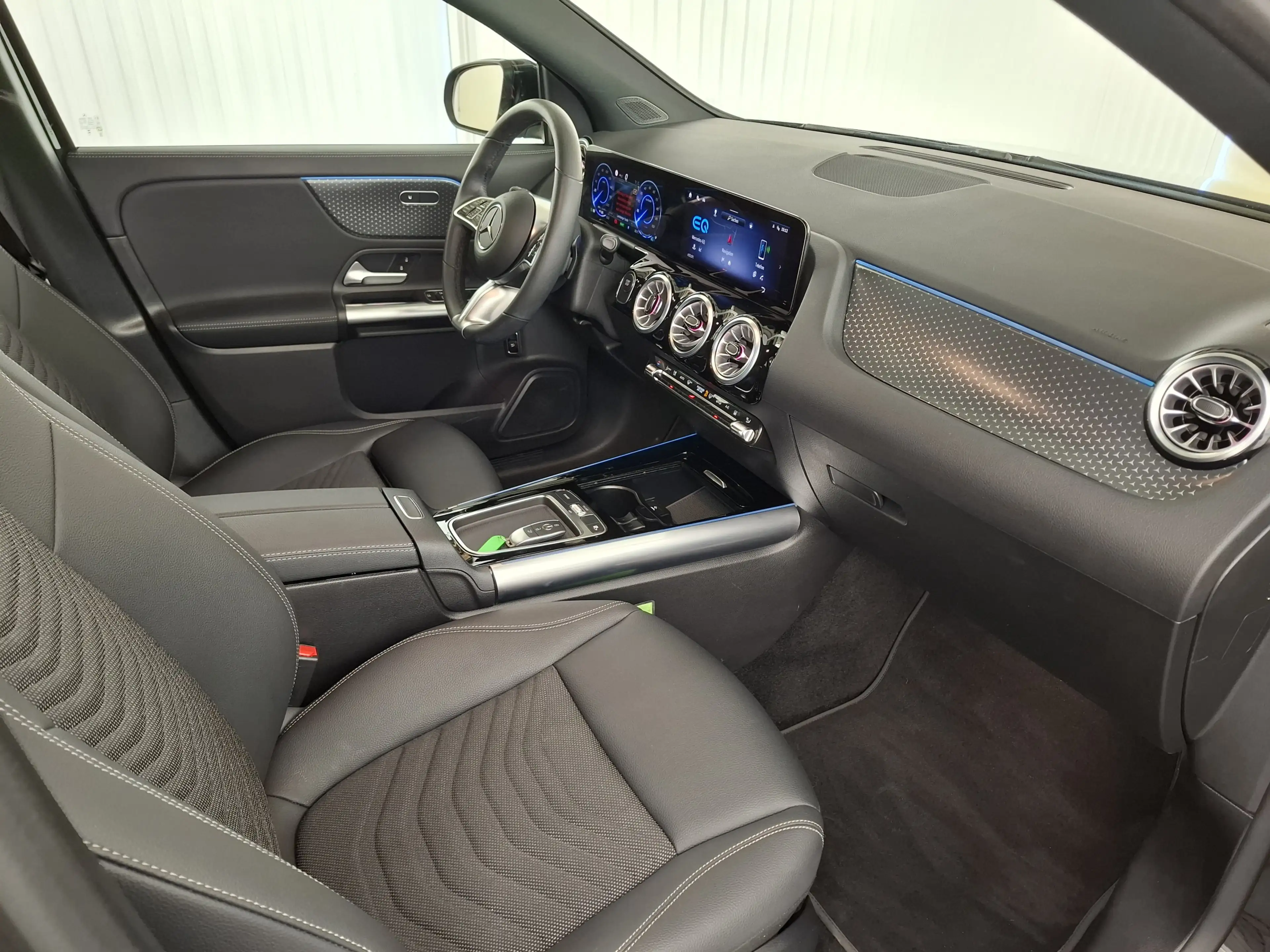 Mercedes-Benz EQA 250+ Advanced, AHK, Media Display — photo 9