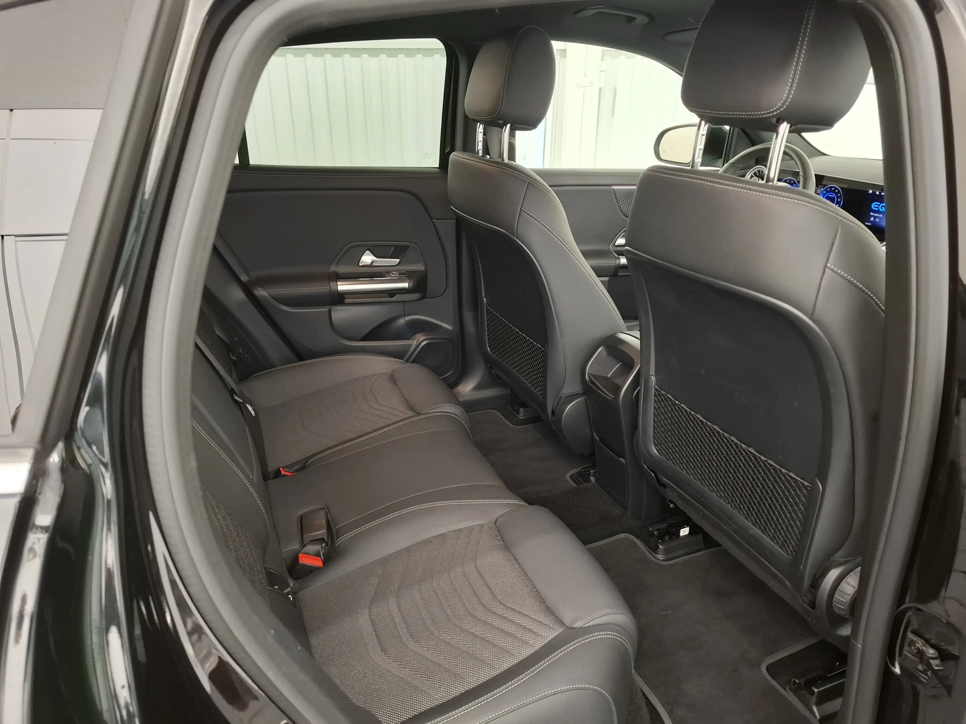 Mercedes-Benz EQA 250+ Advanced, AHK, Media Display — photo 10