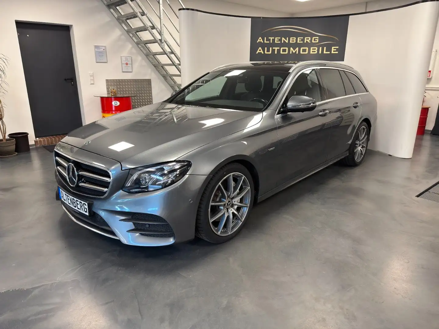 Mercedes-Benz E 300 d Sportstyle Multibeam AHK Burmester 360° Grau - 2