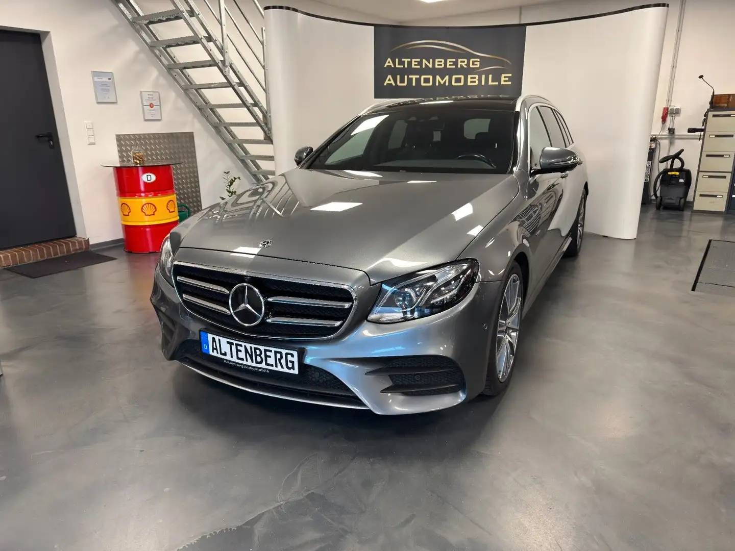 Mercedes-Benz E 300 d Sportstyle Multibeam AHK Burmester 360° Grau - 1