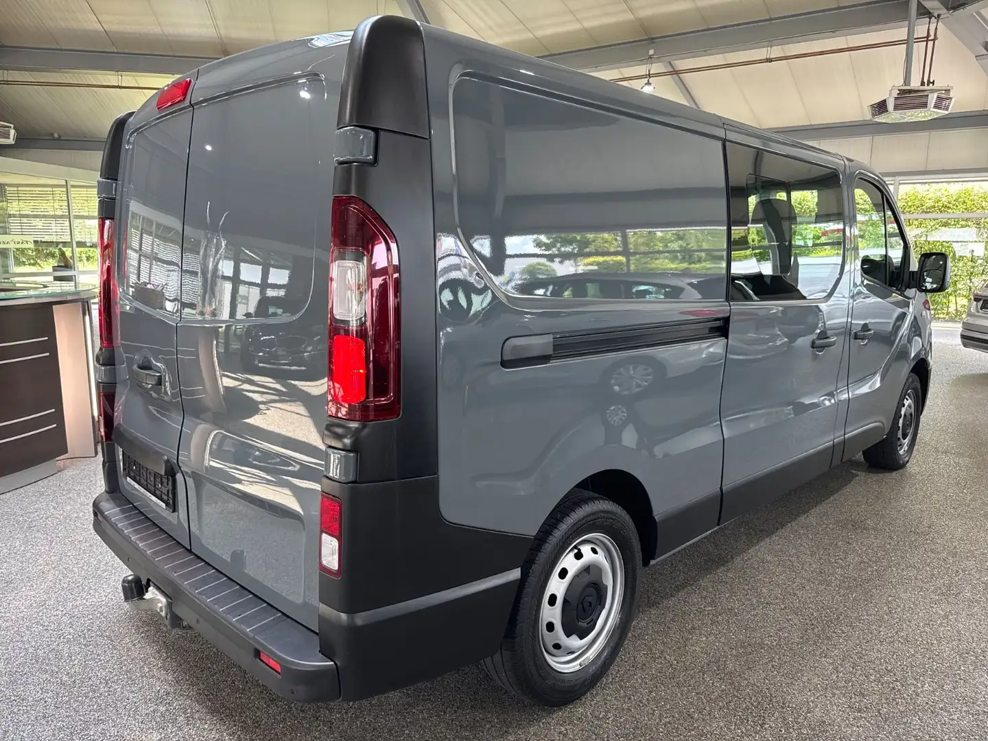 Renault Trafic Doka L2H1 3,0t Aut.  AHK Navi PDC Klima Grau - 2