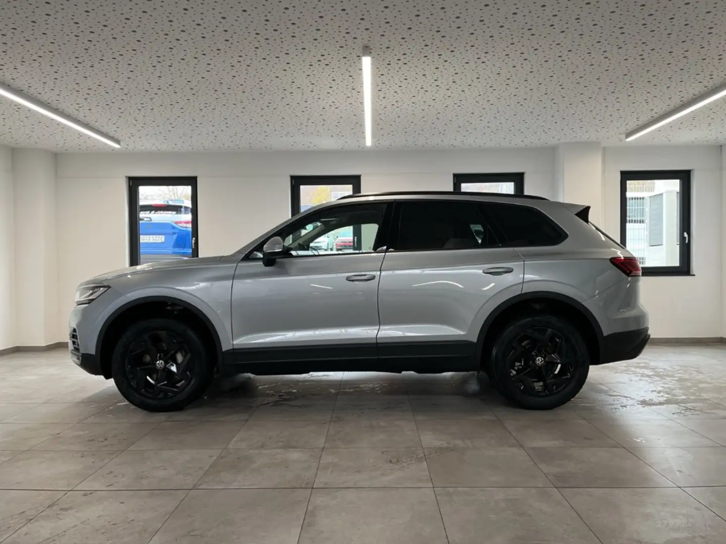Volkswagen Touareg 3.0 V6 TDI 4Motion AHK el.Heckkl. ACC Navi Stříbrná - 2